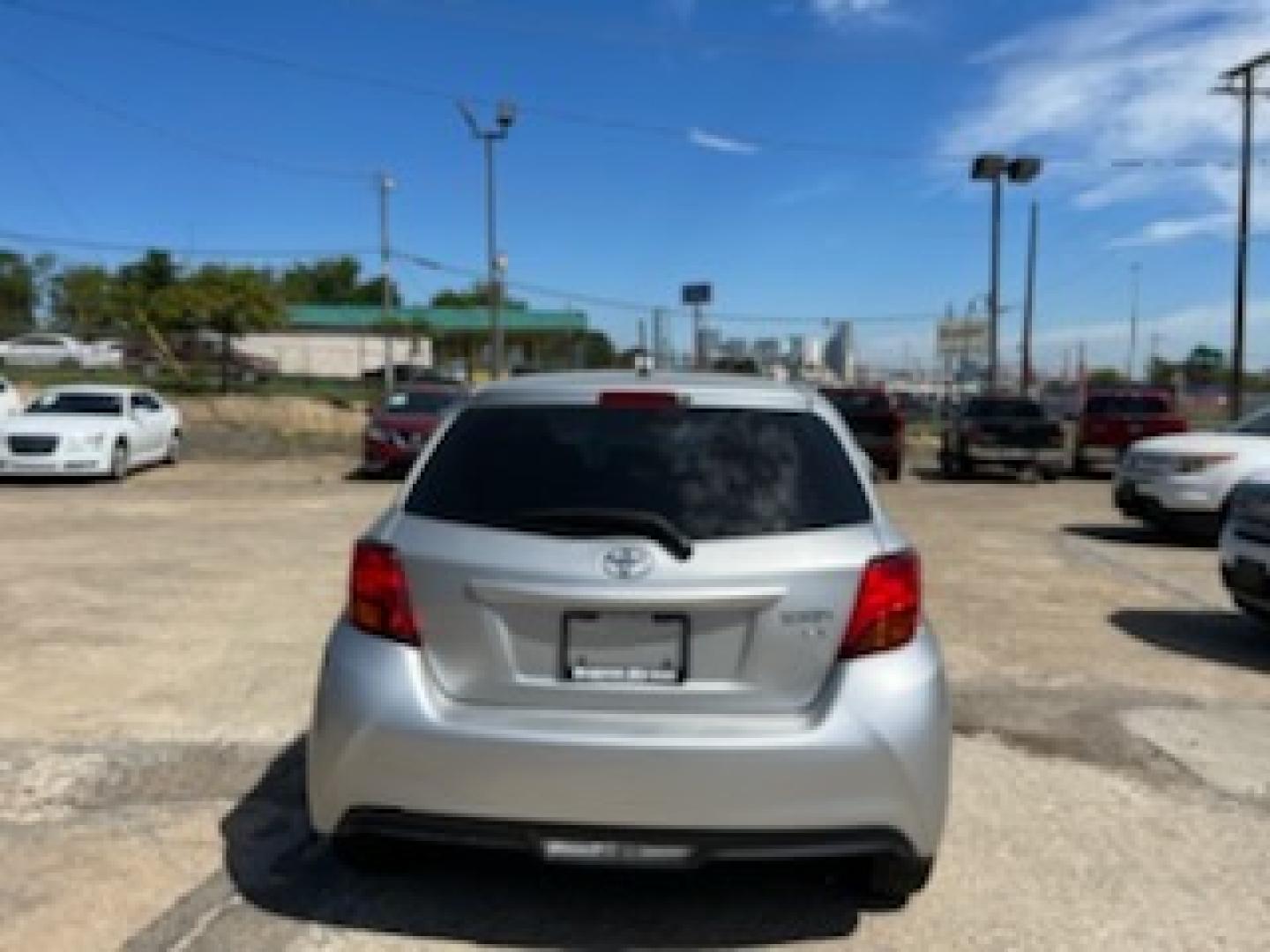 2015 Silver Toyota Yaris LE 5-Door AT (VNKKTUD30FA) with an 1.5L L4 DOHC 16V engine, 4-Speed Automatic transmission, located at 301 S.first st, garland , TX, 75040, (972) 272-8878, 32.910500, -96.631042 - Photo#2