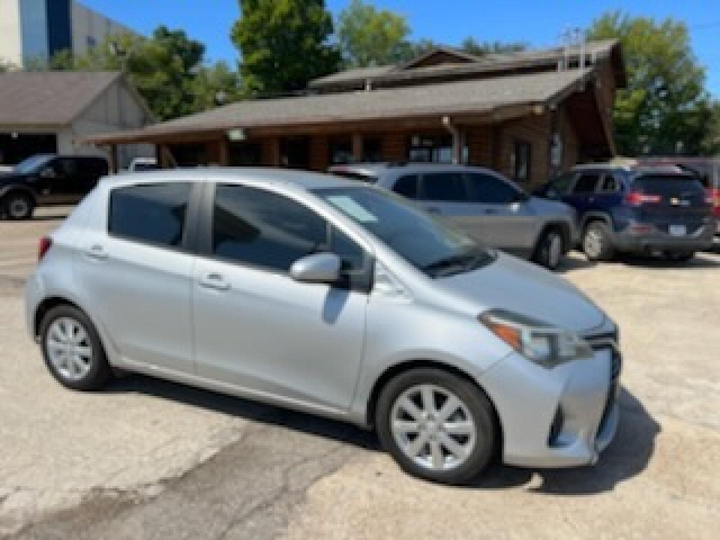 2015 Silver Toyota Yaris LE 5-Door AT (VNKKTUD30FA) with an 1.5L L4 DOHC 16V engine, 4-Speed Automatic transmission, located at 301 S.first st, garland , TX, 75040, (972) 272-8878, 32.910500, -96.631042 - Photo#3