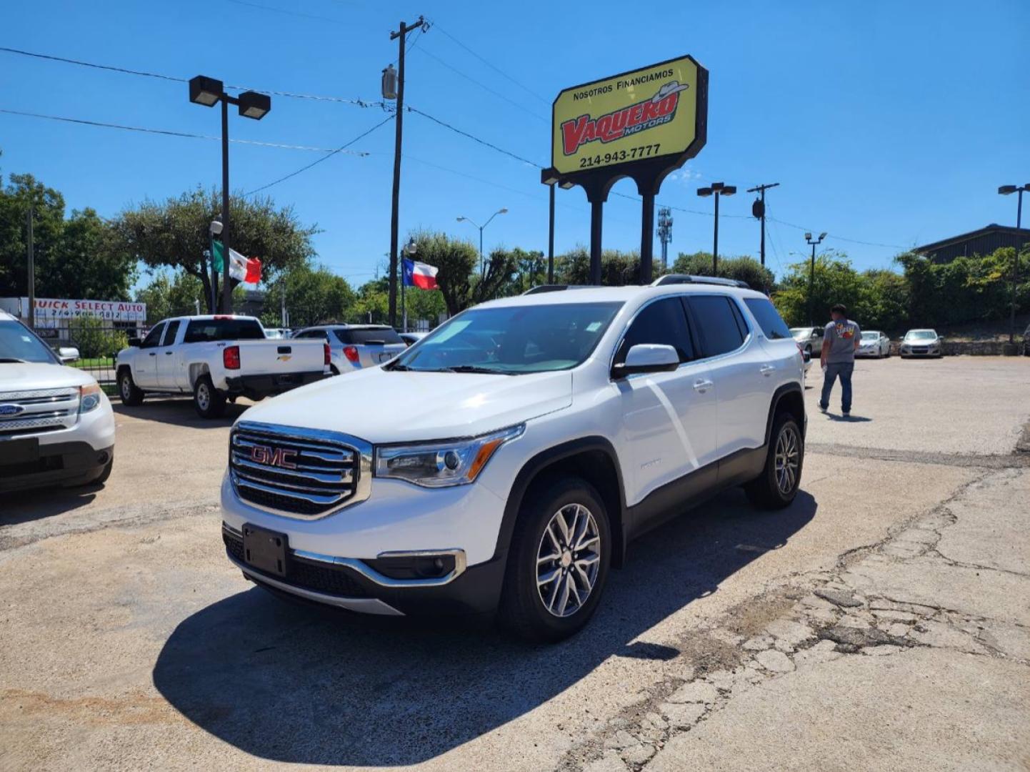 2018 white GMC Acadia SLE-2 AWD (1GKKNSLS4JZ) with an 3.6L V6 DOHC 24V engine, 6A transmission, located at 301 S.first st, garland , TX, 75040, (972) 272-8878, 32.910500, -96.631042 - Photo#0