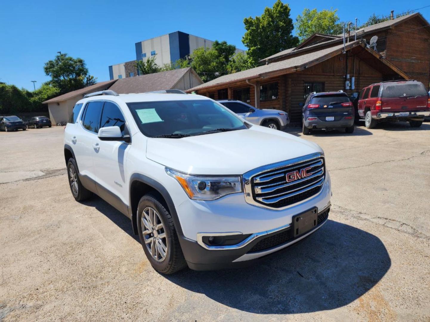 2018 white GMC Acadia SLE-2 AWD (1GKKNSLS4JZ) with an 3.6L V6 DOHC 24V engine, 6A transmission, located at 301 S.first st, garland , TX, 75040, (972) 272-8878, 32.910500, -96.631042 - Photo#2