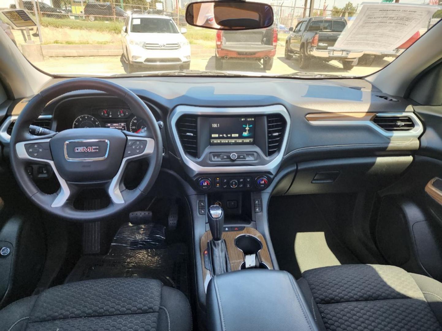 2018 white GMC Acadia SLE-2 AWD (1GKKNSLS4JZ) with an 3.6L V6 DOHC 24V engine, 6A transmission, located at 301 S.first st, garland , TX, 75040, (972) 272-8878, 32.910500, -96.631042 - Photo#3