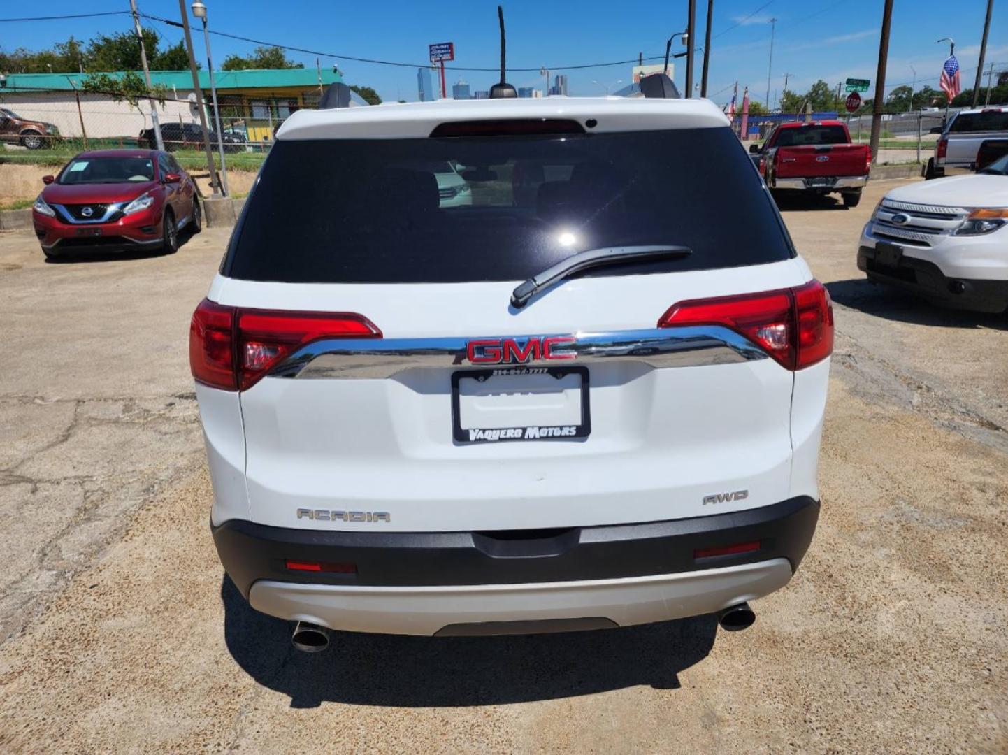 2018 white GMC Acadia SLE-2 AWD (1GKKNSLS4JZ) with an 3.6L V6 DOHC 24V engine, 6A transmission, located at 301 S.first st, garland , TX, 75040, (972) 272-8878, 32.910500, -96.631042 - Photo#4