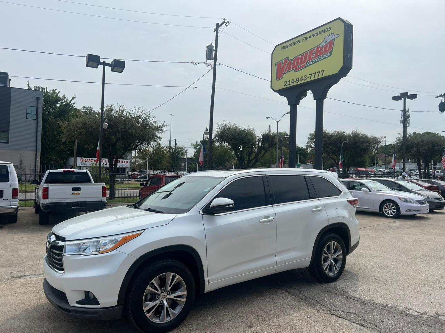 2014 Toyota Highlander XLE FWD V6 (Q) with an 3.5L V6 DOHC 24V engine, 6-Speed Automatic transmission, located at 945 E. Jefferson Blvd, Dallas, TX, 75203, (214) 943-7777, 32.752514, -96.811630 - Photo#0