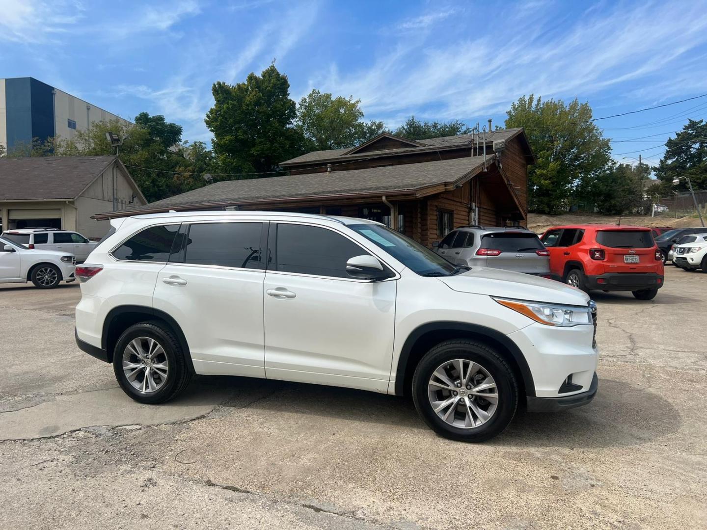 2014 Toyota Highlander XLE FWD V6 (Q) with an 3.5L V6 DOHC 24V engine, 6-Speed Automatic transmission, located at 945 E. Jefferson Blvd, Dallas, TX, 75203, (214) 943-7777, 32.752514, -96.811630 - Photo#1