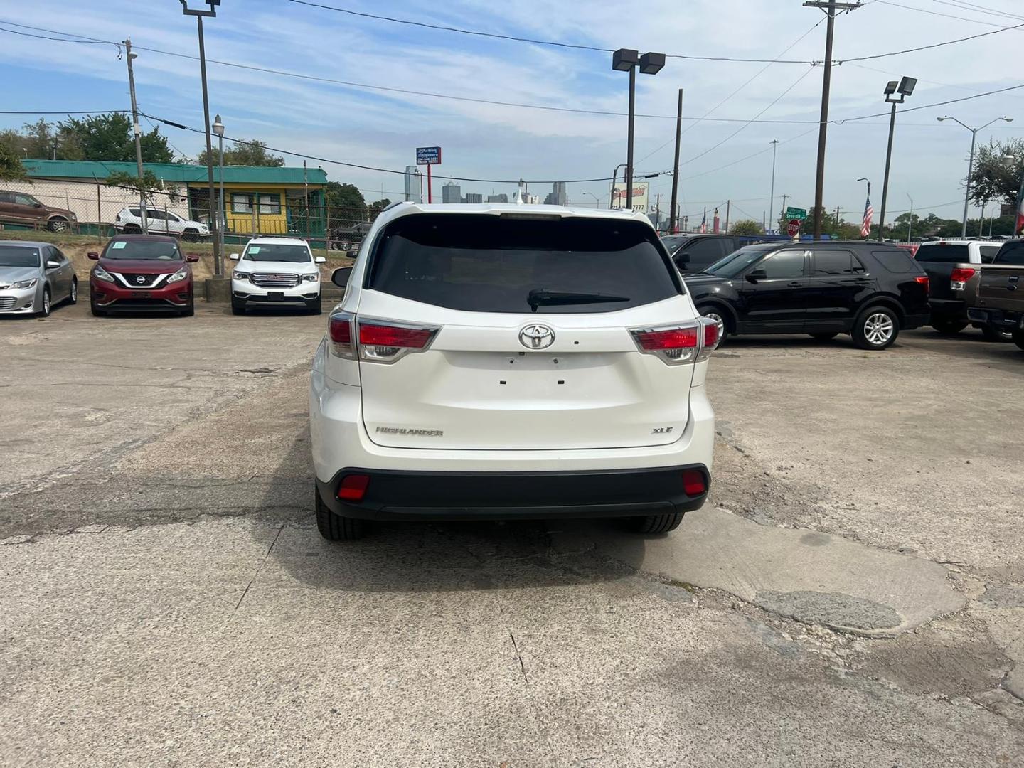 2014 Toyota Highlander XLE FWD V6 (Q) with an 3.5L V6 DOHC 24V engine, 6-Speed Automatic transmission, located at 945 E. Jefferson Blvd, Dallas, TX, 75203, (214) 943-7777, 32.752514, -96.811630 - Photo#2