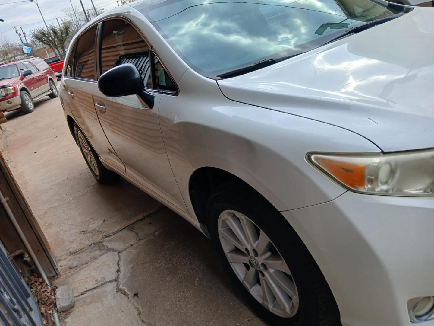 2011 Toyota Venza FWD I4 (4T3ZA3BB0BU) with an 2.7L L4 DOHC 16V engine, 6-Speed Automatic transmission, located at 945 E. Jefferson Blvd, Dallas, TX, 75203, (214) 943-7777, 32.752514, -96.811630 - Photo#2