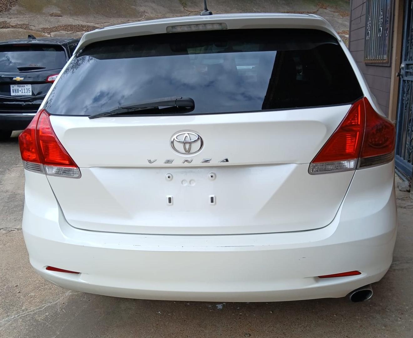 2011 Toyota Venza FWD I4 (4T3ZA3BB0BU) with an 2.7L L4 DOHC 16V engine, 6-Speed Automatic transmission, located at 945 E. Jefferson Blvd, Dallas, TX, 75203, (214) 943-7777, 32.752514, -96.811630 - Photo#4