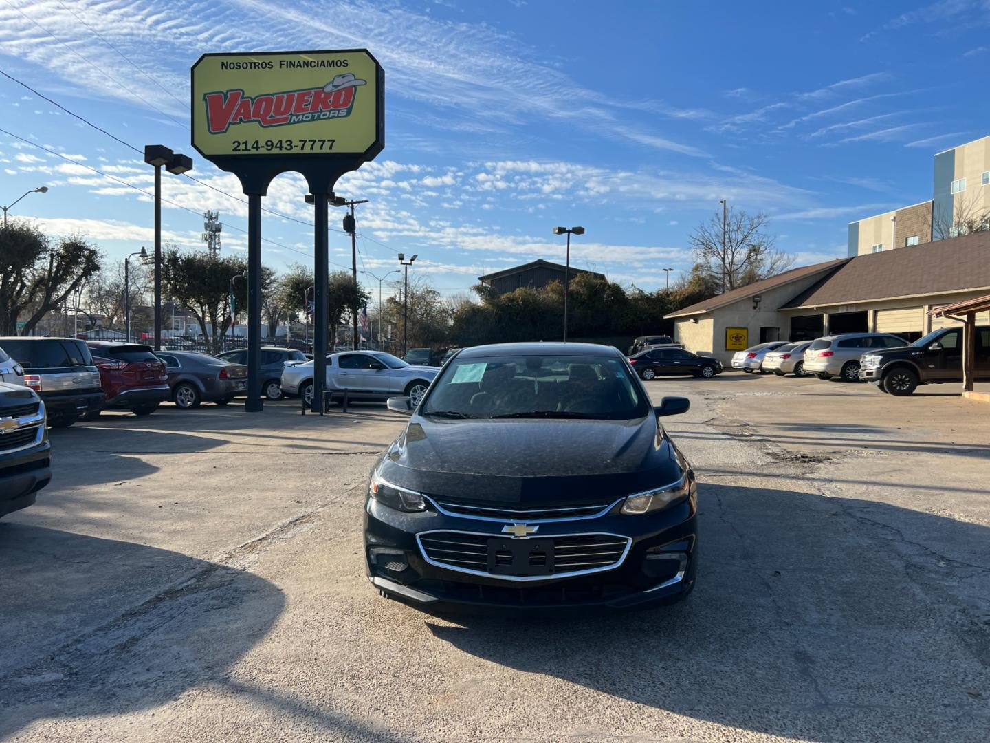 2018 Chevrolet Malibu LT (1G1ZD5ST9JF) with an 1.5L L4 DOHC 16V engine, 6A transmission, located at 945 E. Jefferson Blvd, Dallas, TX, 75203, (214) 943-7777, 32.752514, -96.811630 - Photo#2