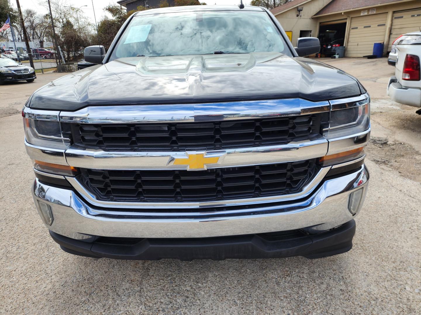 2017 Chevrolet Silverado 1500 LT Double Cab 2WD (1GCRCREH8HZ) with an 4.3L V6 OHV 12V engine, 6A transmission, located at 945 E. Jefferson Blvd, Dallas, TX, 75203, (214) 943-7777, 32.752514, -96.811630 - Photo#1