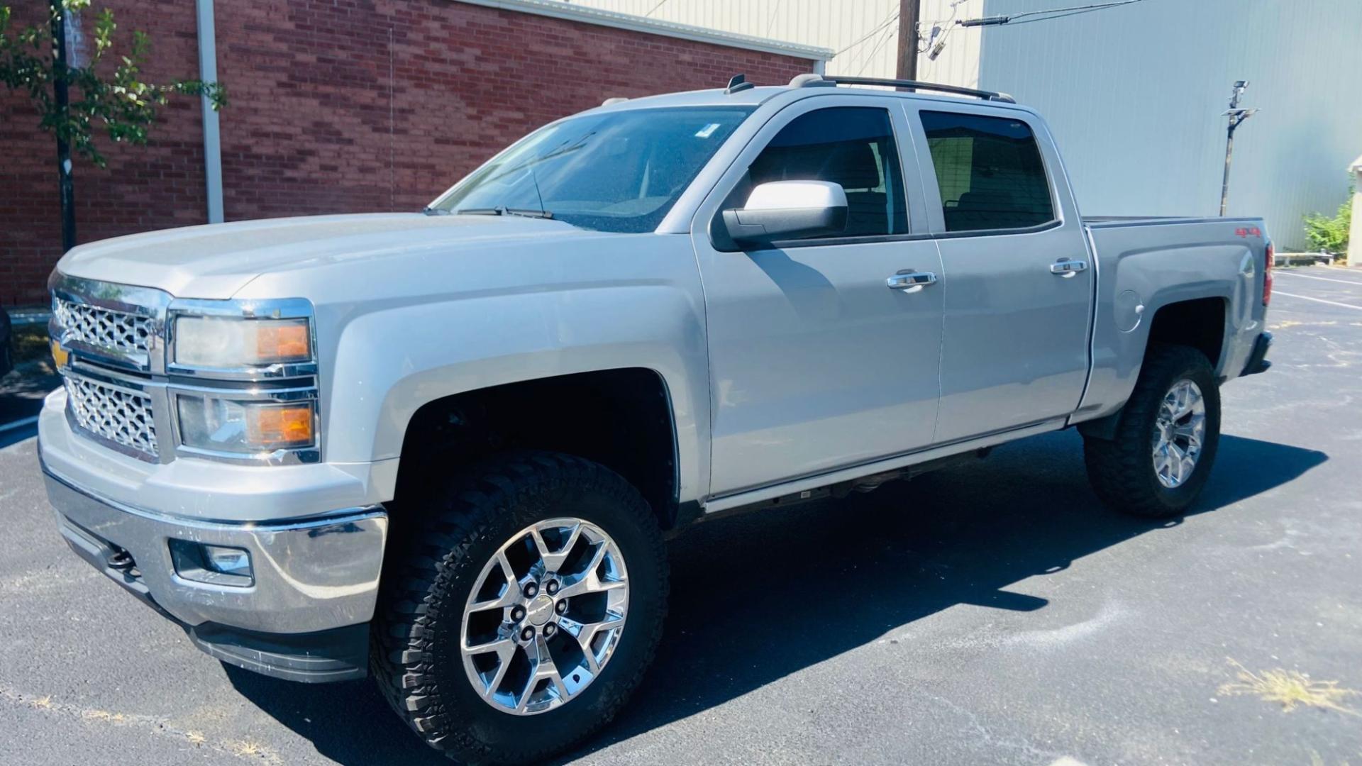 2014 Chevrolet Silverado 1500 1LT Crew Cab 4WD (3GCUKREH2EG) with an 4.3L V6 OHV 12V engine, 6-Speed Automatic transmission, located at 945 E. Jefferson Blvd, Dallas, TX, 75203, (214) 943-7777, 32.752514, -96.811630 - Photo#0