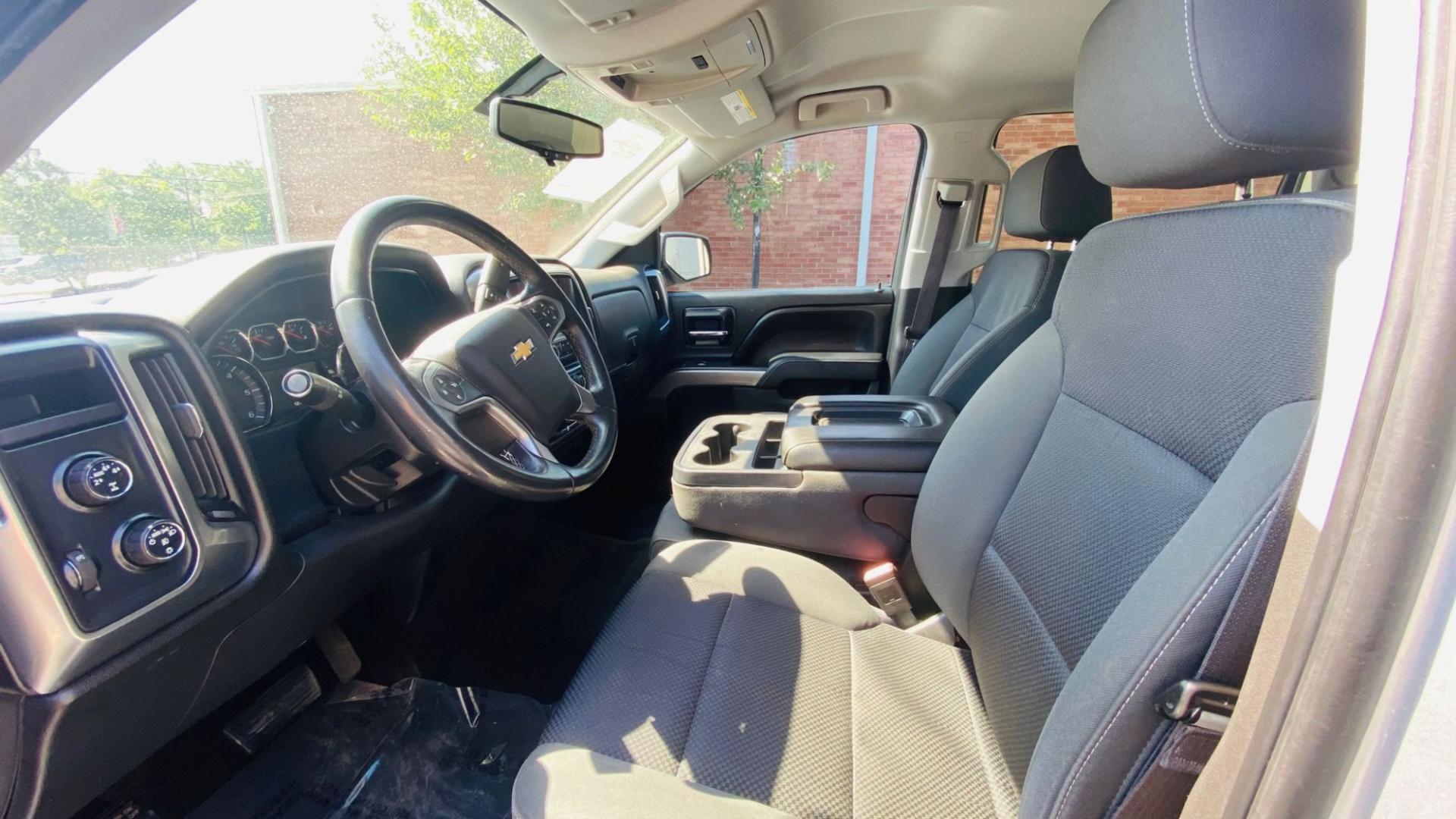 2014 Chevrolet Silverado 1500 1LT Crew Cab 4WD (3GCUKREH2EG) with an 4.3L V6 OHV 12V engine, 6-Speed Automatic transmission, located at 945 E. Jefferson Blvd, Dallas, TX, 75203, (214) 943-7777, 32.752514, -96.811630 - Photo#2