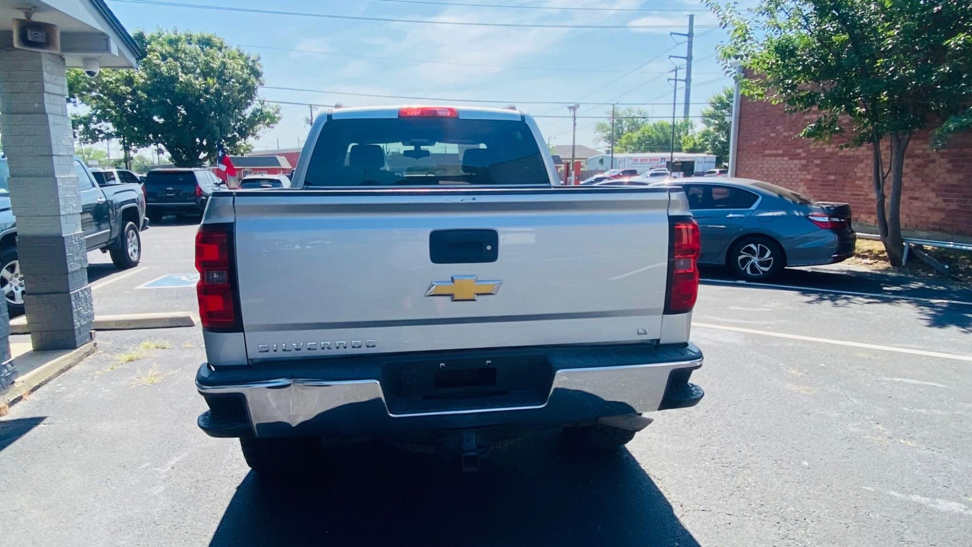 2014 Chevrolet Silverado 1500 1LT Crew Cab 4WD (3GCUKREH2EG) with an 4.3L V6 OHV 12V engine, 6-Speed Automatic transmission, located at 945 E. Jefferson Blvd, Dallas, TX, 75203, (214) 943-7777, 32.752514, -96.811630 - Photo#3