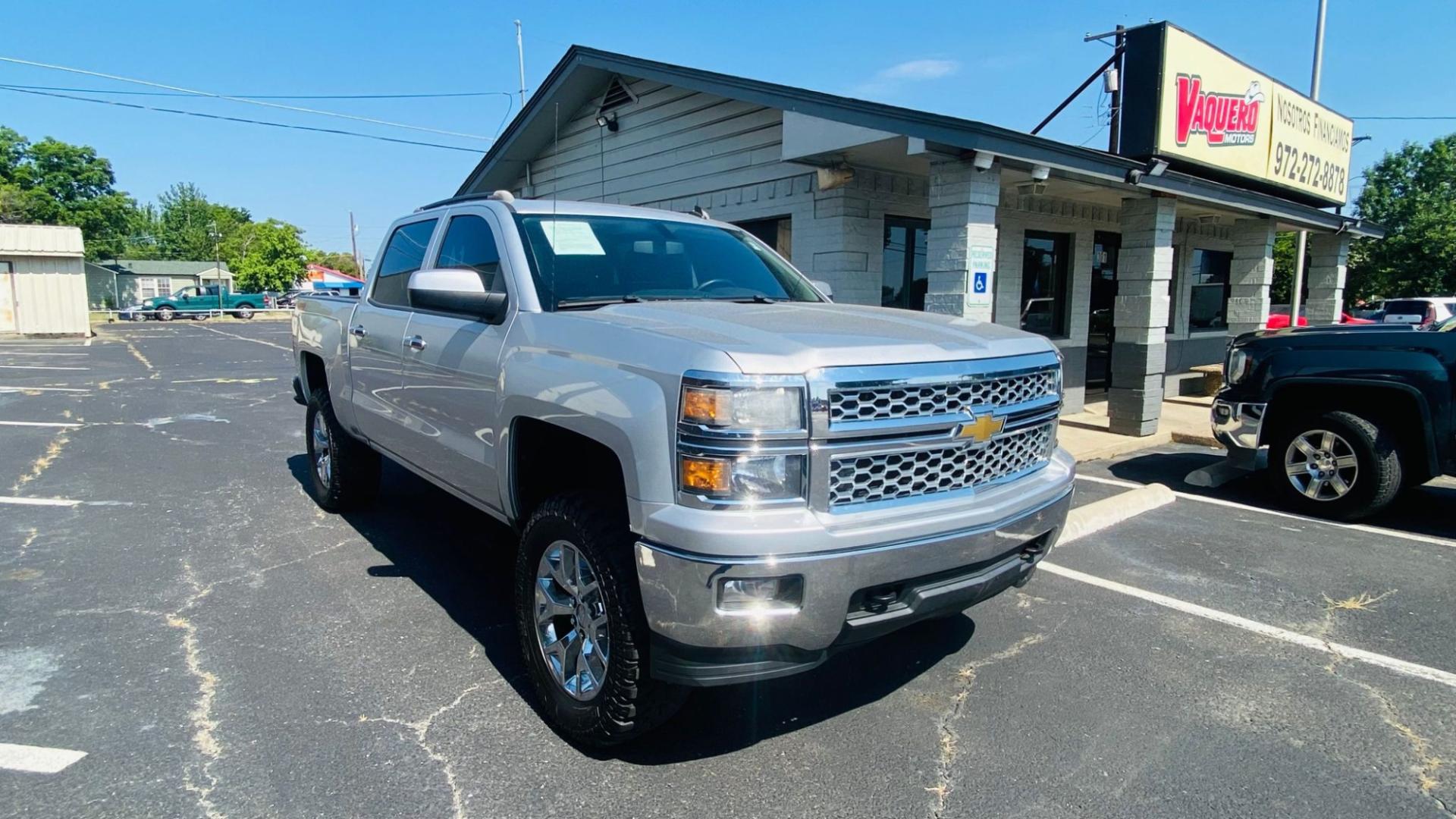 2014 Chevrolet Silverado 1500 1LT Crew Cab 4WD (3GCUKREH2EG) with an 4.3L V6 OHV 12V engine, 6-Speed Automatic transmission, located at 945 E. Jefferson Blvd, Dallas, TX, 75203, (214) 943-7777, 32.752514, -96.811630 - Photo#4