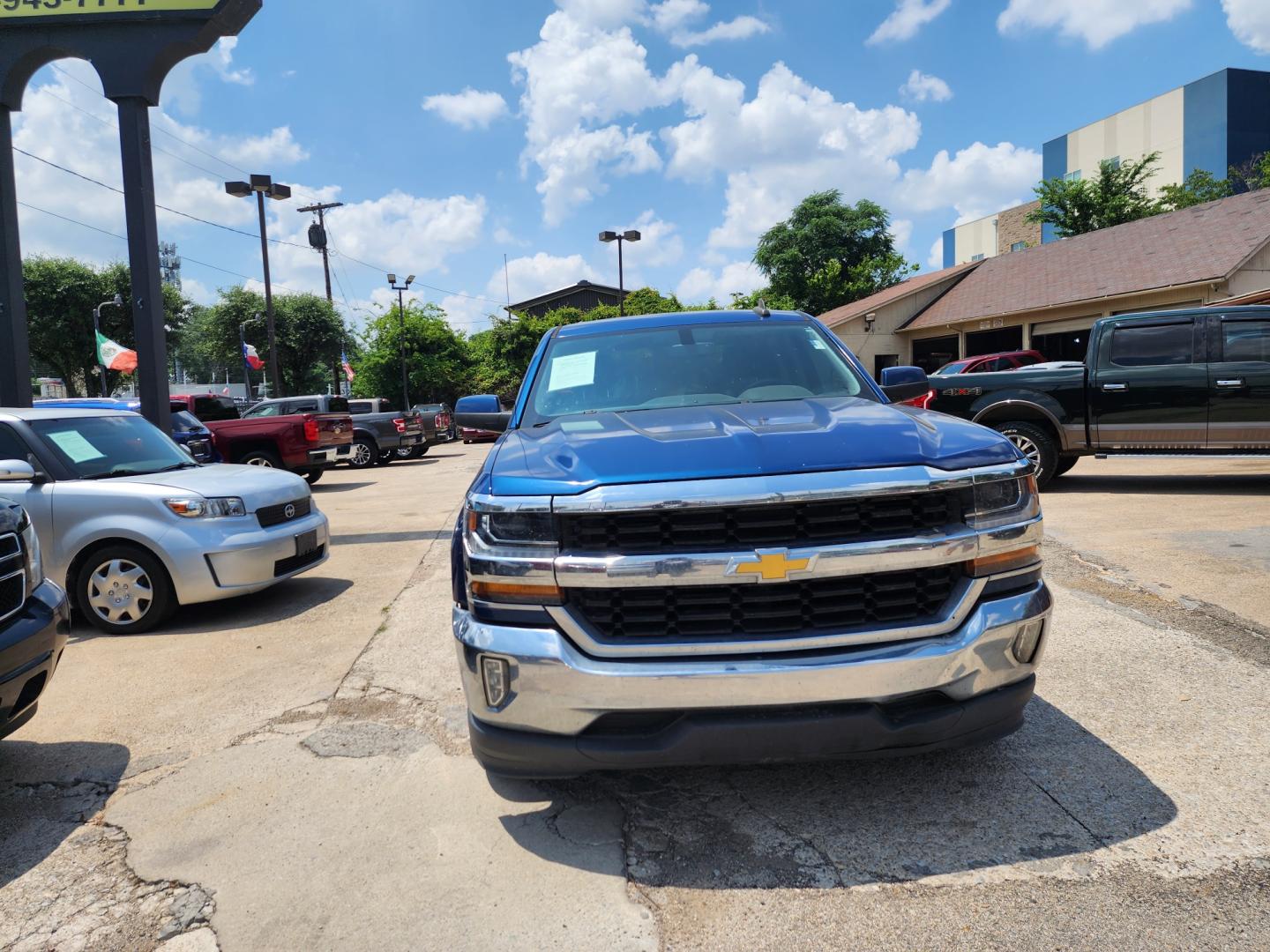 2018 Chevrolet Silverado 1500 LT Crew Cab 2WD (3GCPCREC8JG) with an 5.3L V8 OHV 16V engine, 6A transmission, located at 945 E. Jefferson Blvd, Dallas, TX, 75203, (214) 943-7777, 32.752514, -96.811630 - Photo#1