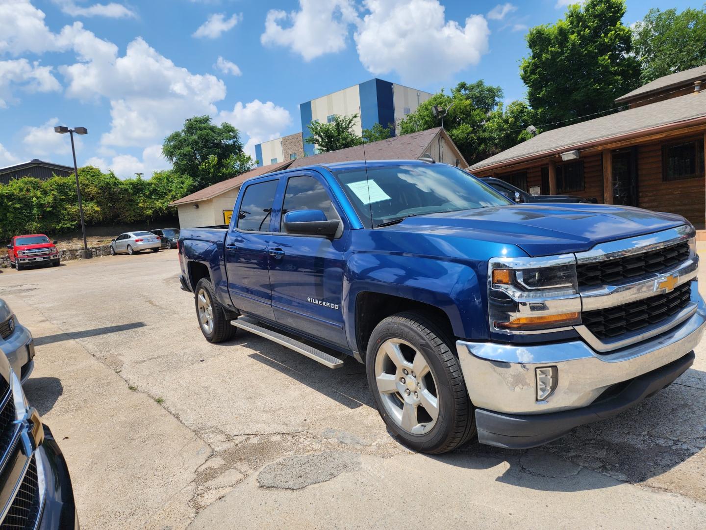 2018 Chevrolet Silverado 1500 LT Crew Cab 2WD (3GCPCREC8JG) with an 5.3L V8 OHV 16V engine, 6A transmission, located at 945 E. Jefferson Blvd, Dallas, TX, 75203, (214) 943-7777, 32.752514, -96.811630 - Photo#2