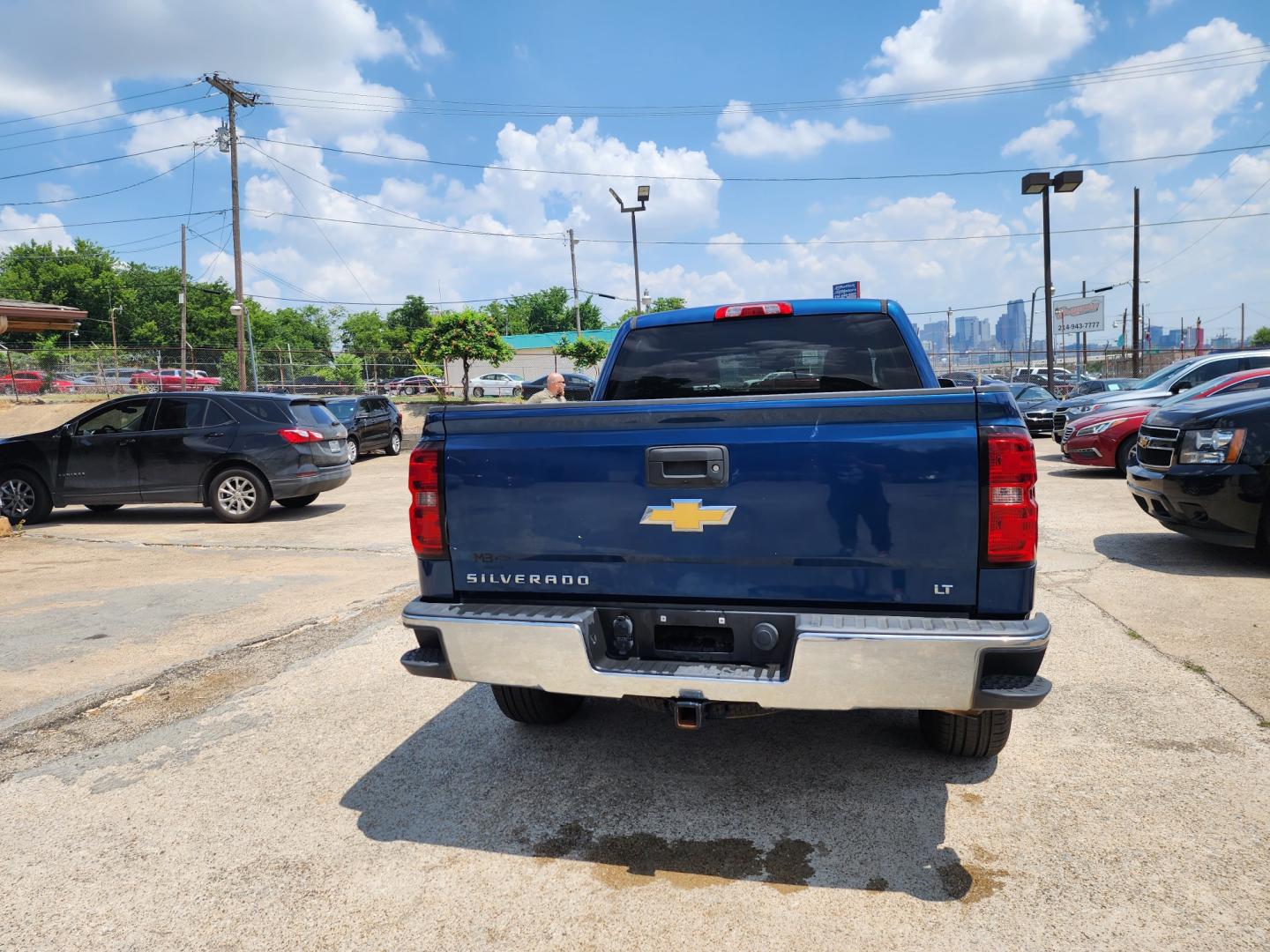 2018 Chevrolet Silverado 1500 LT Crew Cab 2WD (3GCPCREC8JG) with an 5.3L V8 OHV 16V engine, 6A transmission, located at 945 E. Jefferson Blvd, Dallas, TX, 75203, (214) 943-7777, 32.752514, -96.811630 - Photo#3