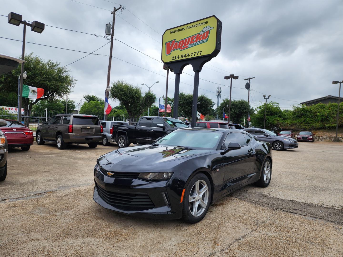 2017 Chevrolet Camaro 1LT Coupe (1G1FB1RS1H0) with an 3.6L V6 DOHC 24V engine, 6A transmission, located at 945 E. Jefferson Blvd, Dallas, TX, 75203, (214) 943-7777, 32.752514, -96.811630 - Photo#0