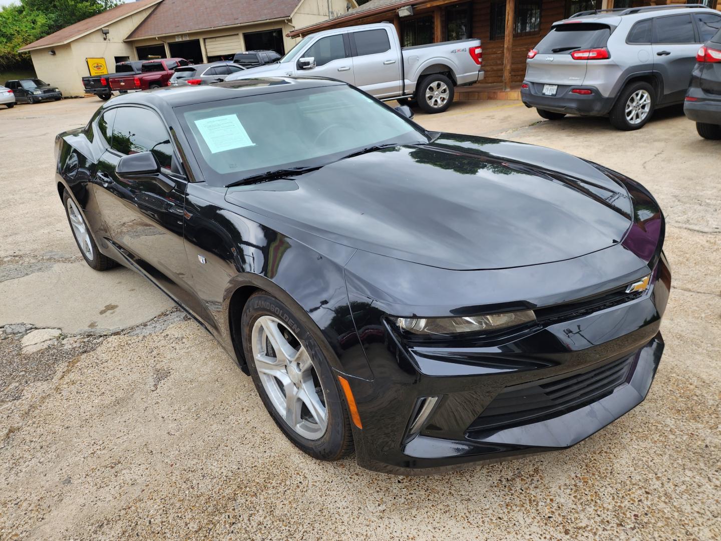 2017 Chevrolet Camaro 1LT Coupe (1G1FB1RS1H0) with an 3.6L V6 DOHC 24V engine, 6A transmission, located at 945 E. Jefferson Blvd, Dallas, TX, 75203, (214) 943-7777, 32.752514, -96.811630 - Photo#2