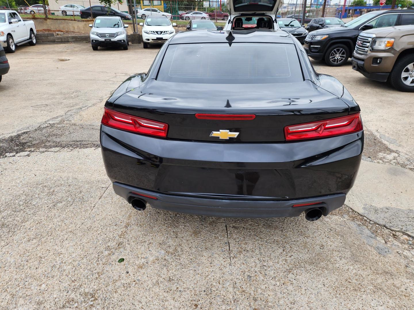 2017 Chevrolet Camaro 1LT Coupe (1G1FB1RS1H0) with an 3.6L V6 DOHC 24V engine, 6A transmission, located at 945 E. Jefferson Blvd, Dallas, TX, 75203, (214) 943-7777, 32.752514, -96.811630 - Photo#3