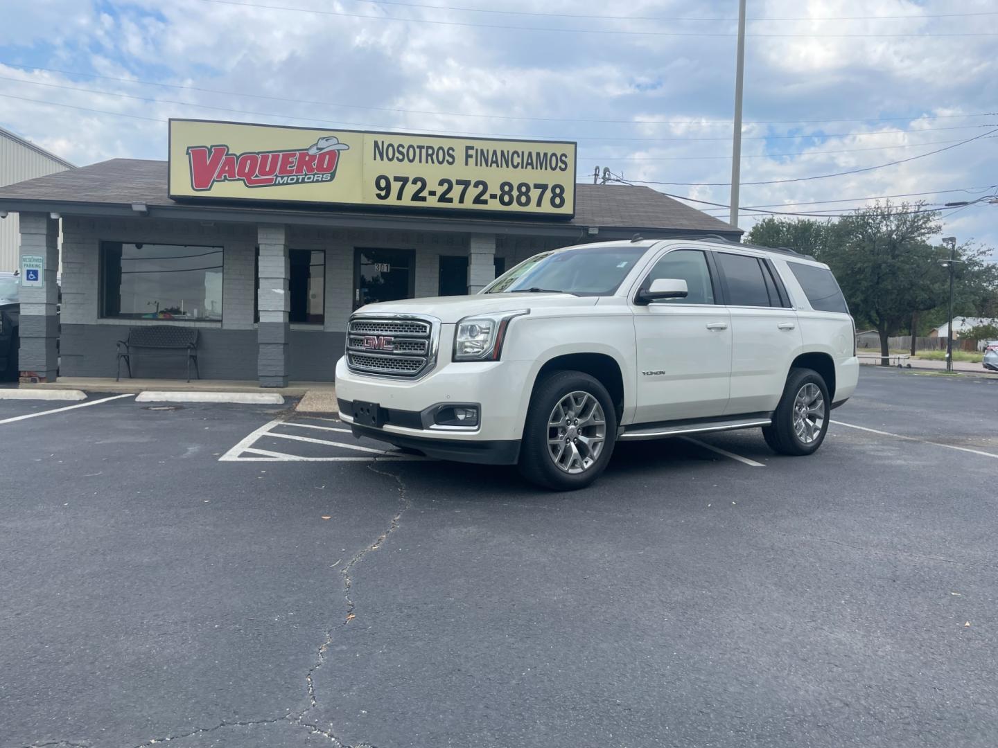 2015 GMC Yukon SLT 4WD (1GKS2BKC4FR) with an 5.3L V8 OHV 16V FFV engine, 6-Speed Automatic transmission, located at 301 S.first st, garland , TX, 75040, (972) 272-8878, 32.910500, -96.631042 - Photo#0