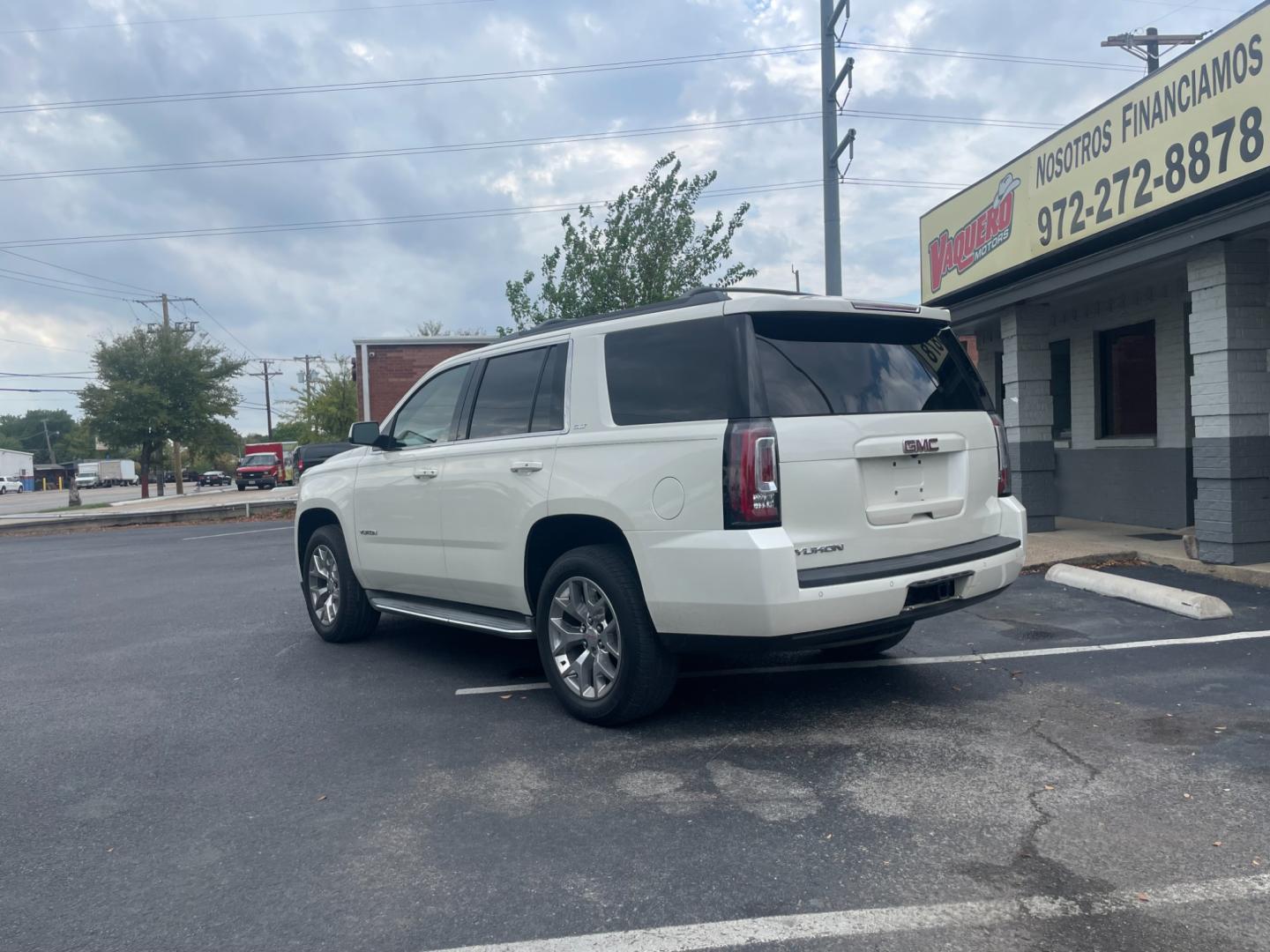 2015 GMC Yukon SLT 4WD (1GKS2BKC4FR) with an 5.3L V8 OHV 16V FFV engine, 6-Speed Automatic transmission, located at 301 S.first st, garland , TX, 75040, (972) 272-8878, 32.910500, -96.631042 - Photo#1