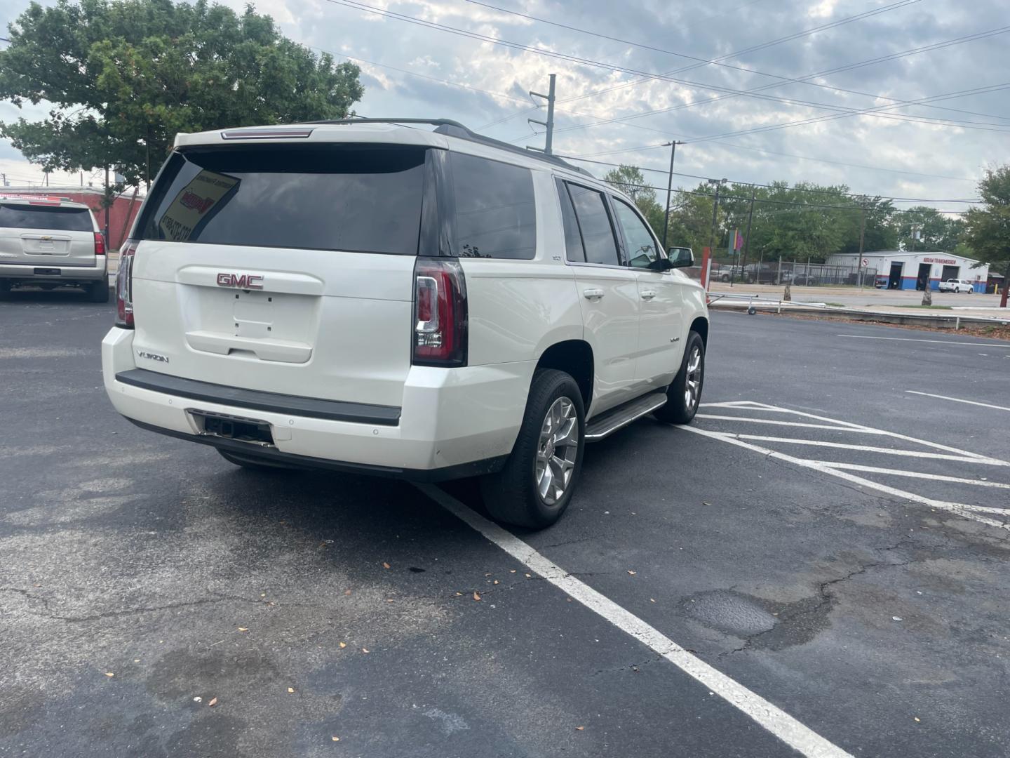 2015 GMC Yukon SLT 4WD (1GKS2BKC4FR) with an 5.3L V8 OHV 16V FFV engine, 6-Speed Automatic transmission, located at 301 S.first st, garland , TX, 75040, (972) 272-8878, 32.910500, -96.631042 - Photo#2