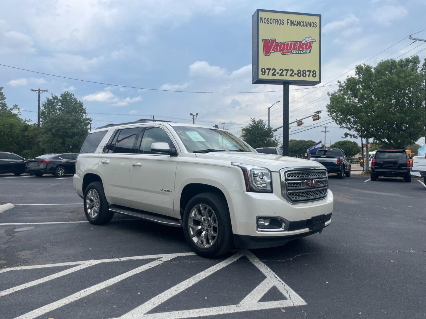 2015 GMC Yukon SLT 4WD (1GKS2BKC4FR) with an 5.3L V8 OHV 16V FFV engine, 6-Speed Automatic transmission, located at 301 S.first st, garland , TX, 75040, (972) 272-8878, 32.910500, -96.631042 - Photo#3