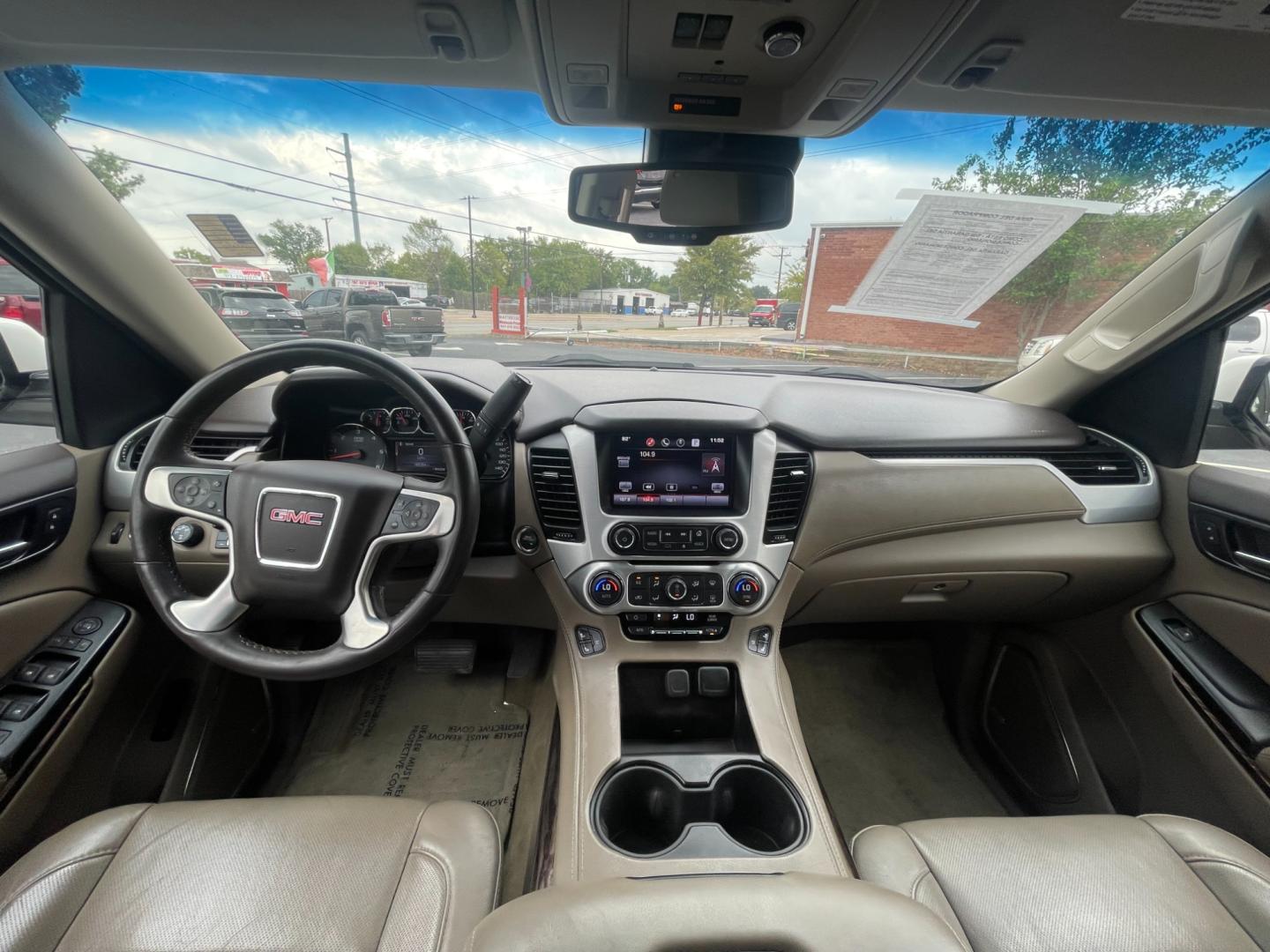 2015 GMC Yukon SLT 4WD (1GKS2BKC4FR) with an 5.3L V8 OHV 16V FFV engine, 6-Speed Automatic transmission, located at 301 S.first st, garland , TX, 75040, (972) 272-8878, 32.910500, -96.631042 - Photo#4