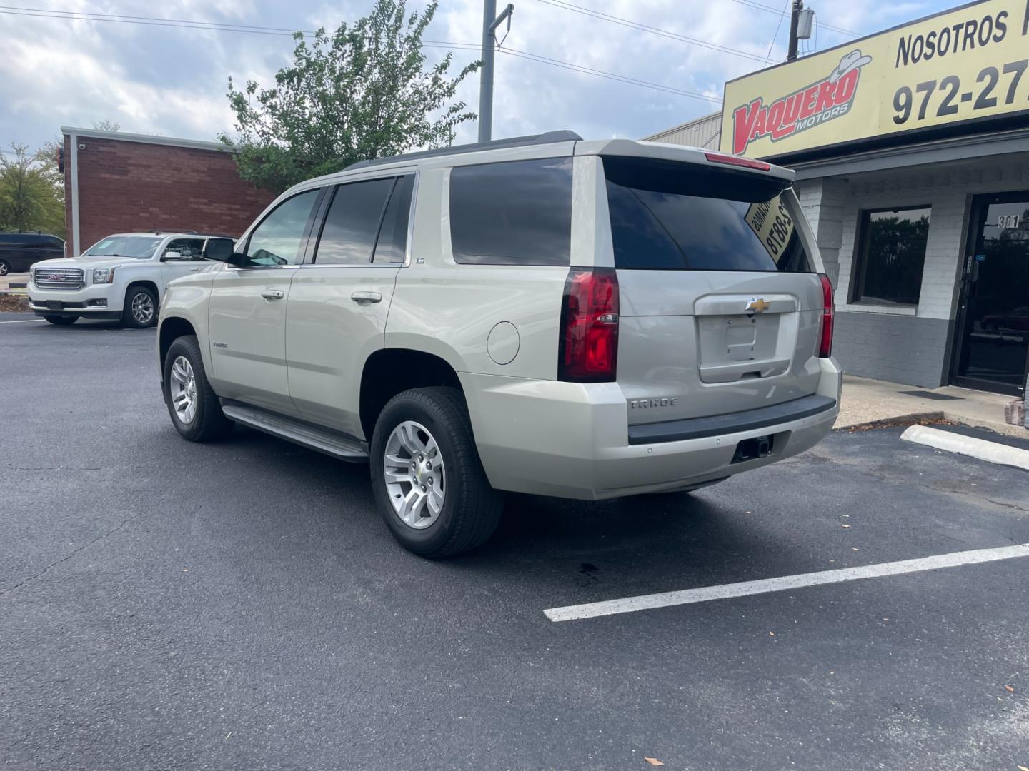 2015 Chevrolet Tahoe LS 2WD (1GNSCAKCXFR) with an 5.3L V8 OHV 16V engine, 6-Speed Automatic transmission, located at 301 S.first st, garland , TX, 75040, (972) 272-8878, 32.910500, -96.631042 - Photo#1