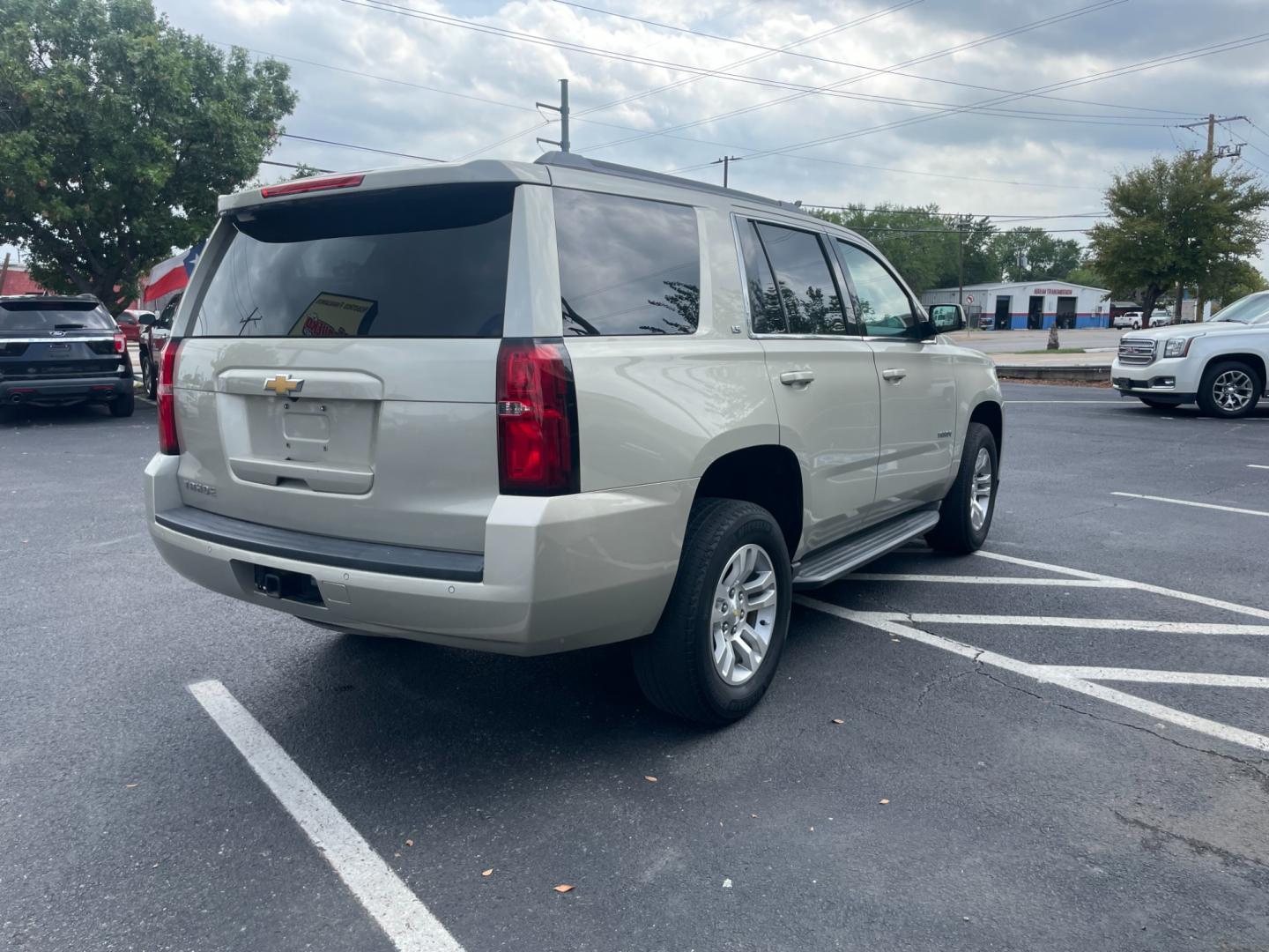 2015 Chevrolet Tahoe LS 2WD (1GNSCAKCXFR) with an 5.3L V8 OHV 16V engine, 6-Speed Automatic transmission, located at 301 S.first st, garland , TX, 75040, (972) 272-8878, 32.910500, -96.631042 - Photo#2