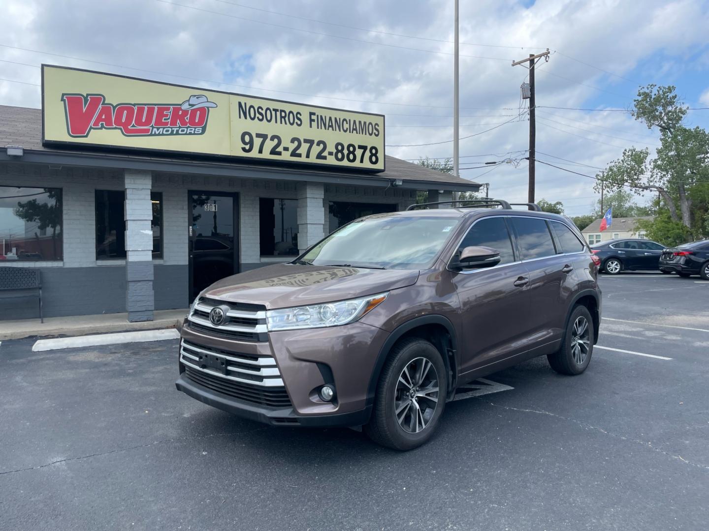 2018 Toyota Highlander LE Plus AWD V6 (5TDBZRFH7JS) with an 3.5L V6 DOHC 24V engine, 6A transmission, located at 301 S.first st, garland , TX, 75040, (972) 272-8878, 32.910500, -96.631042 - Photo#0