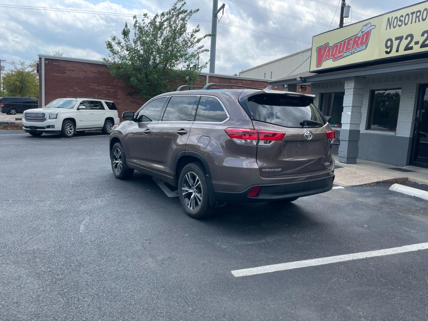 2018 Toyota Highlander LE Plus AWD V6 (5TDBZRFH7JS) with an 3.5L V6 DOHC 24V engine, 6A transmission, located at 301 S.first st, garland , TX, 75040, (972) 272-8878, 32.910500, -96.631042 - Photo#1