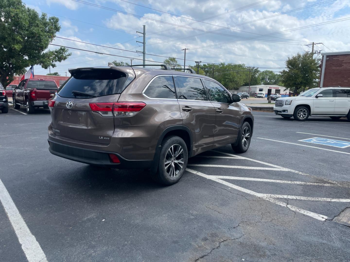 2018 Toyota Highlander LE Plus AWD V6 (5TDBZRFH7JS) with an 3.5L V6 DOHC 24V engine, 6A transmission, located at 301 S.first st, garland , TX, 75040, (972) 272-8878, 32.910500, -96.631042 - Photo#2