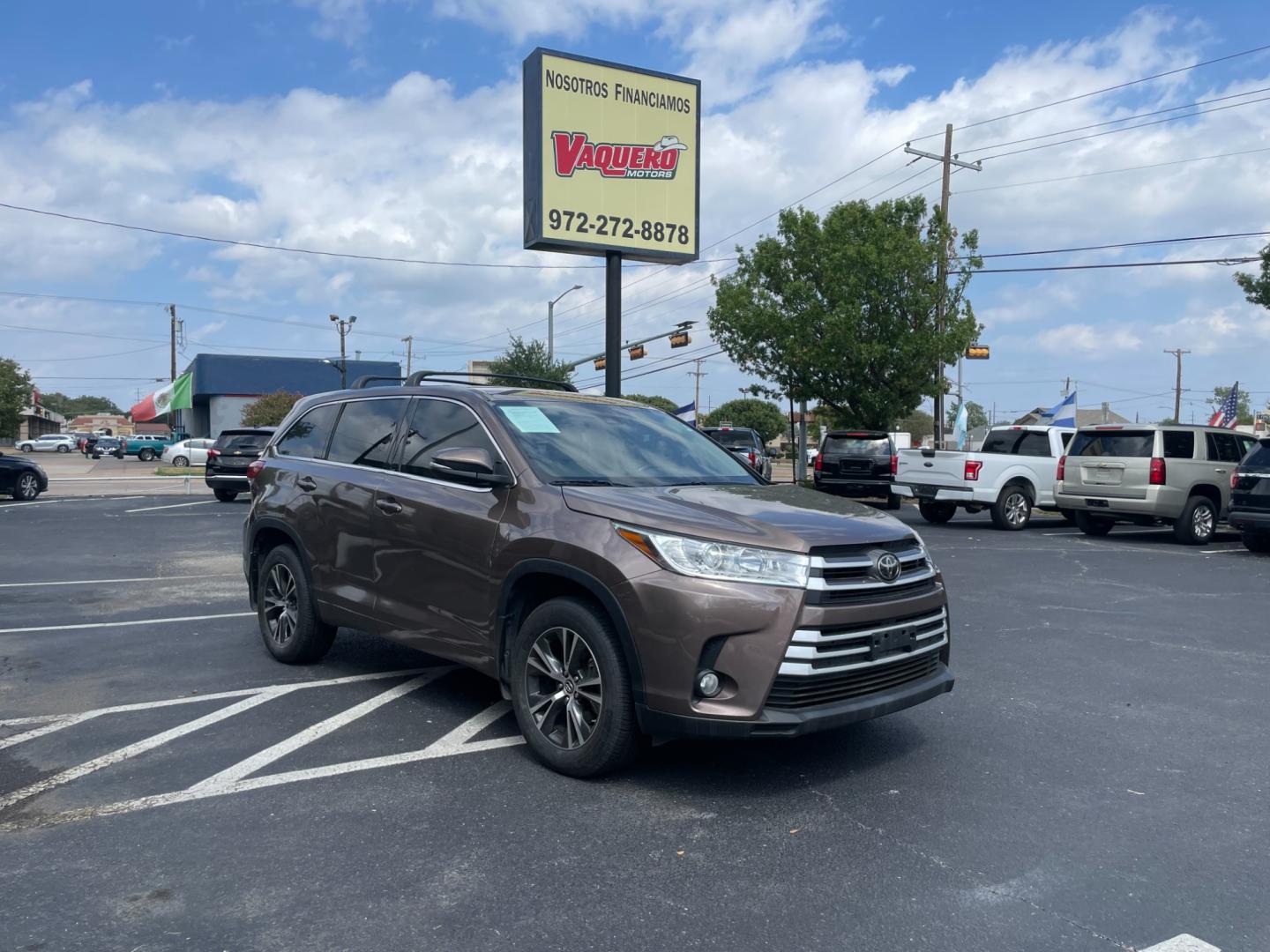 2018 Toyota Highlander LE Plus AWD V6 (5TDBZRFH7JS) with an 3.5L V6 DOHC 24V engine, 6A transmission, located at 301 S.first st, garland , TX, 75040, (972) 272-8878, 32.910500, -96.631042 - Photo#3