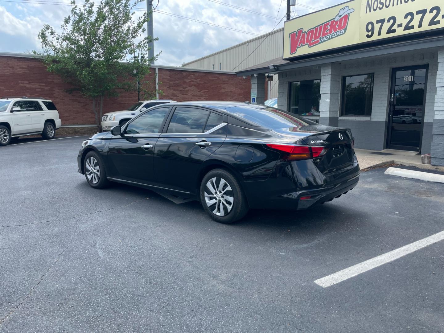 2020 Nissan Altima 2.5 S (1N4BL4BV0LN) with an 2.5L L4 DOHC 16V engine, CVT transmission, located at 301 S.first st, garland , TX, 75040, (972) 272-8878, 32.910500, -96.631042 - Photo#1