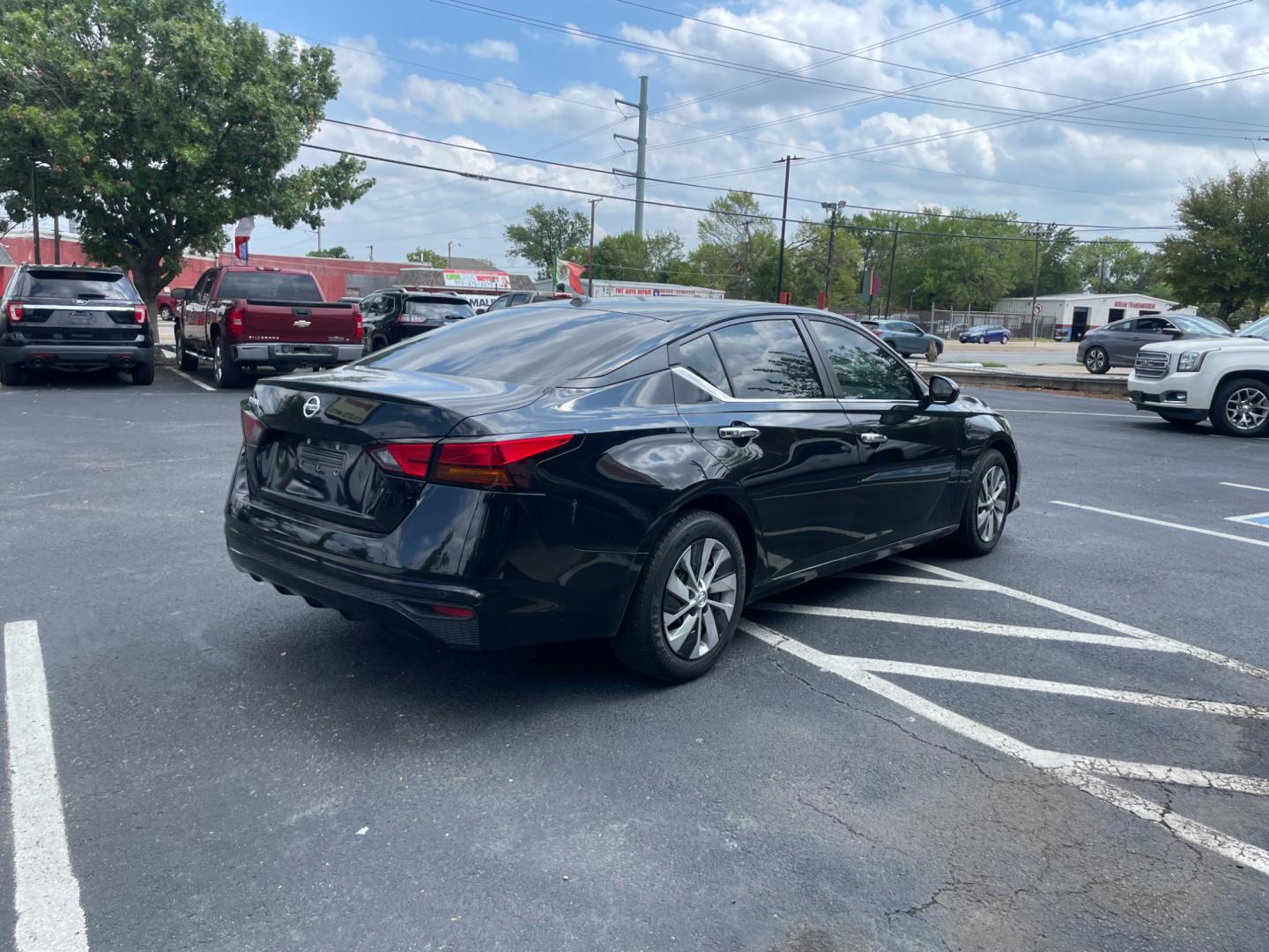 2020 Nissan Altima 2.5 S (1N4BL4BV0LN) with an 2.5L L4 DOHC 16V engine, CVT transmission, located at 301 S.first st, garland , TX, 75040, (972) 272-8878, 32.910500, -96.631042 - Photo#2