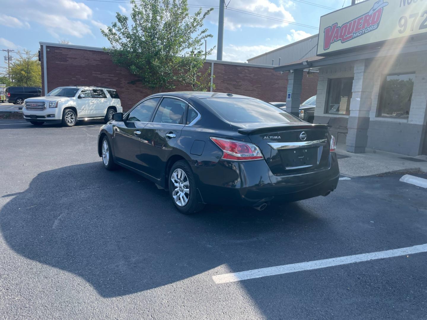 2015 Nissan Altima 2.5 S (1N4AL3AP4FC) with an 2.5L L4 DOHC 16V engine, Continuously Variable Transmission transmission, located at 301 S.first st, garland , TX, 75040, (972) 272-8878, 32.910500, -96.631042 - Photo#1