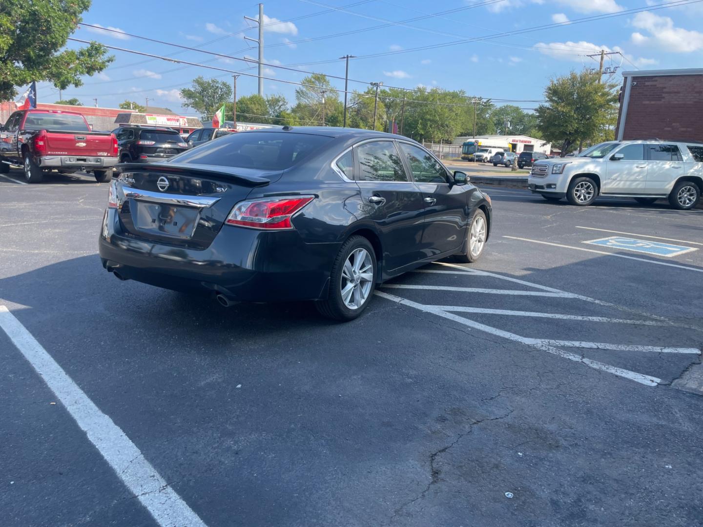 2015 Nissan Altima 2.5 S (1N4AL3AP4FC) with an 2.5L L4 DOHC 16V engine, Continuously Variable Transmission transmission, located at 301 S.first st, garland , TX, 75040, (972) 272-8878, 32.910500, -96.631042 - Photo#2