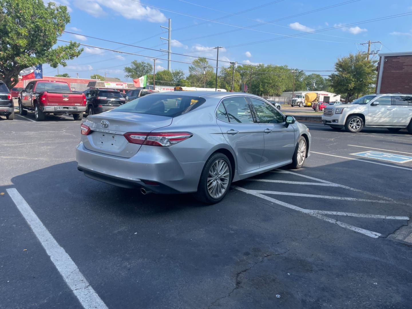 2018 Toyota Camry LE (4T1B11HK4JU) with an 2.5L L4 DOHC 16V engine, 8A transmission, located at 301 S.first st, garland , TX, 75040, (972) 272-8878, 32.910500, -96.631042 - Photo#2