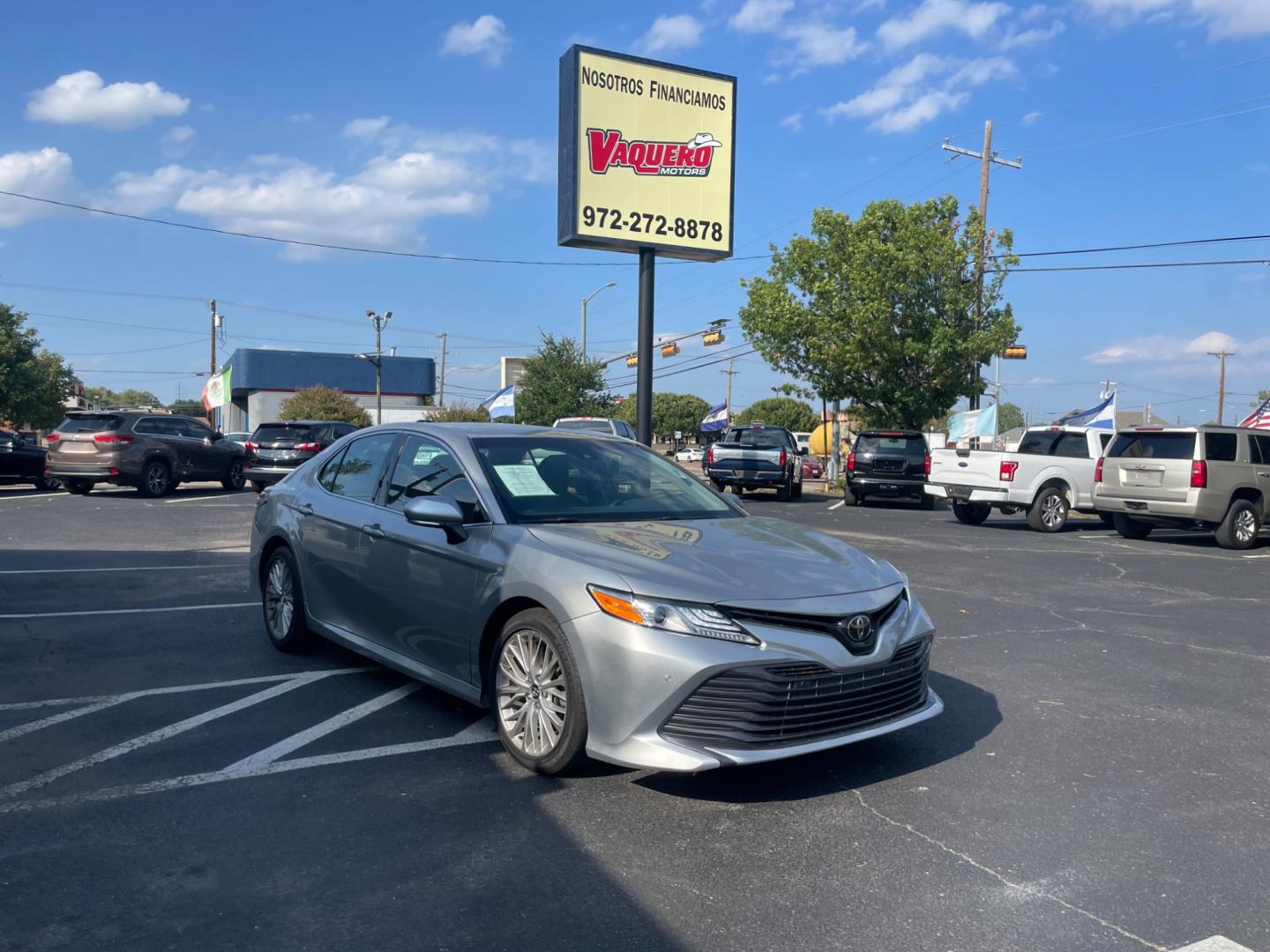 2018 Toyota Camry LE (4T1B11HK4JU) with an 2.5L L4 DOHC 16V engine, 8A transmission, located at 301 S.first st, garland , TX, 75040, (972) 272-8878, 32.910500, -96.631042 - Photo#3