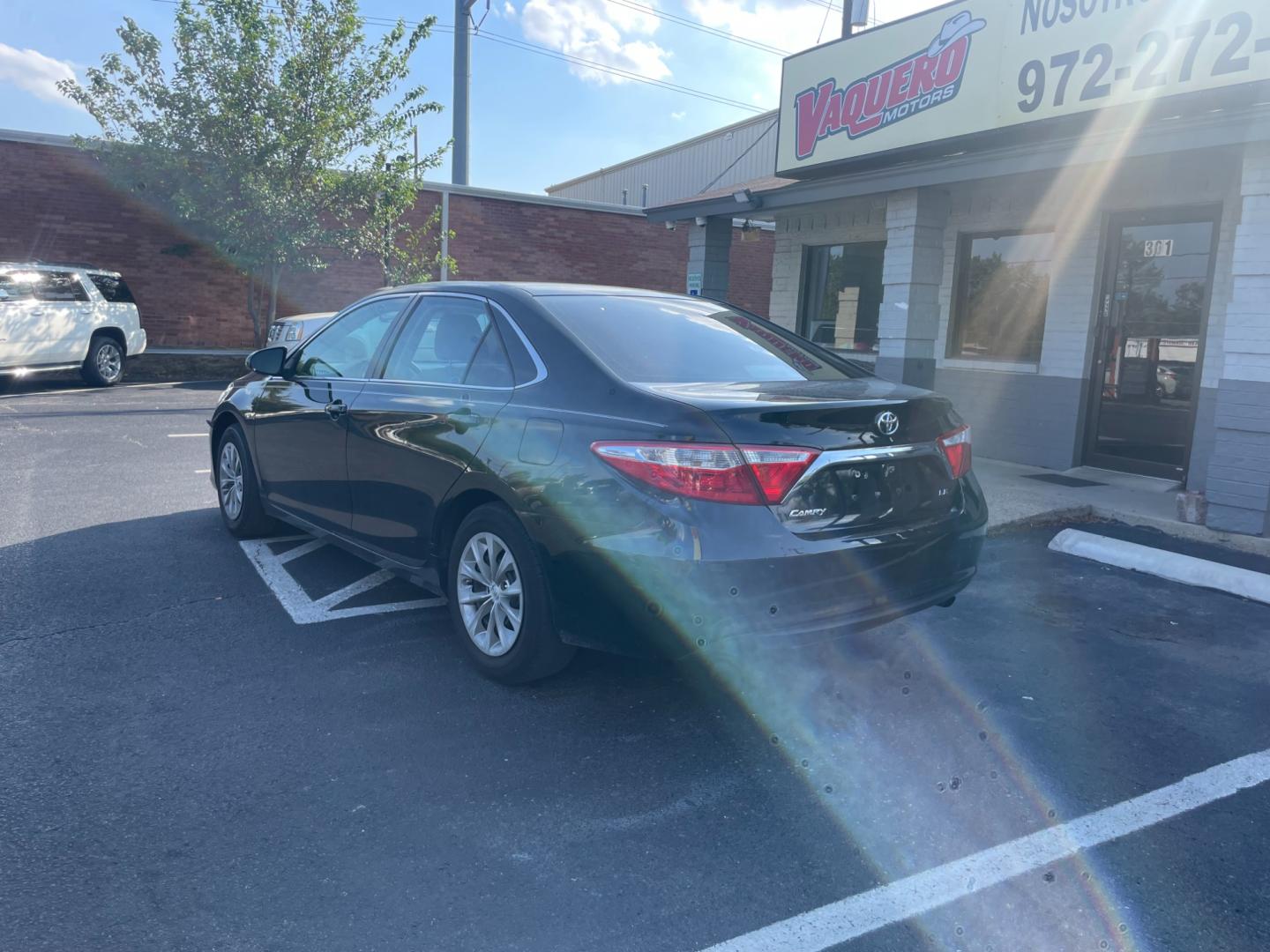 2015 Toyota Camry SE (4T1BF1FKXFU) with an 2.5L L4 DOHC 16V engine, 6-Speed Automatic transmission, located at 301 S.first st, garland , TX, 75040, (972) 272-8878, 32.910500, -96.631042 - Photo#1