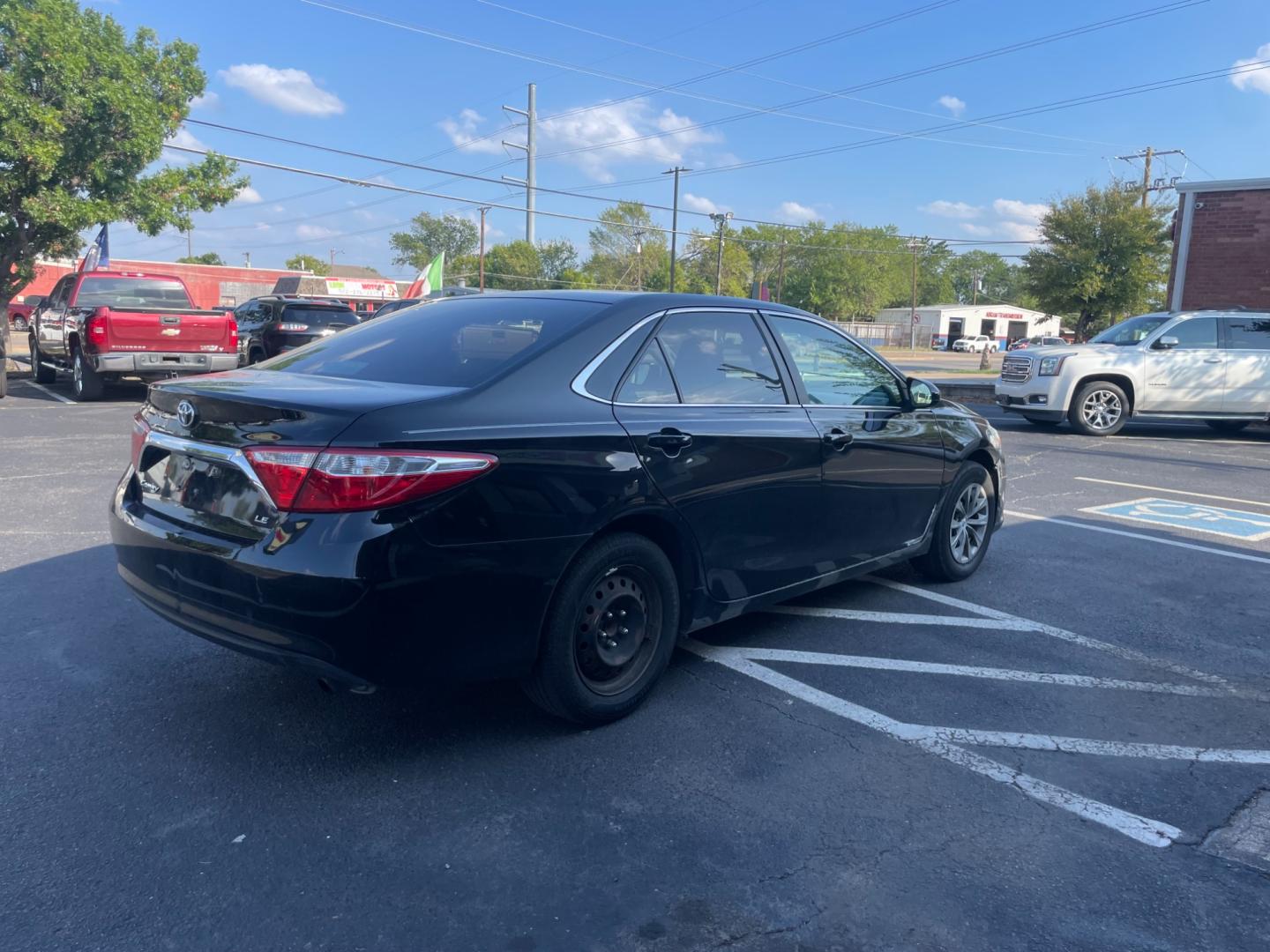 2015 Toyota Camry SE (4T1BF1FKXFU) with an 2.5L L4 DOHC 16V engine, 6-Speed Automatic transmission, located at 301 S.first st, garland , TX, 75040, (972) 272-8878, 32.910500, -96.631042 - Photo#2