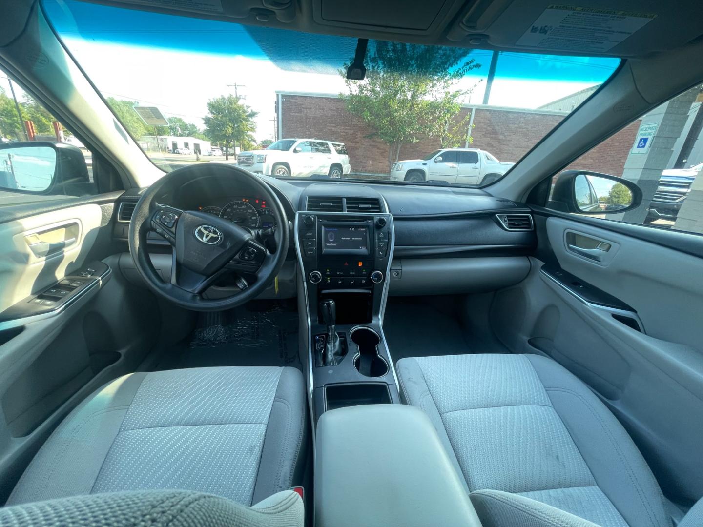 2015 Toyota Camry SE (4T1BF1FKXFU) with an 2.5L L4 DOHC 16V engine, 6-Speed Automatic transmission, located at 301 S.first st, garland , TX, 75040, (972) 272-8878, 32.910500, -96.631042 - Photo#4