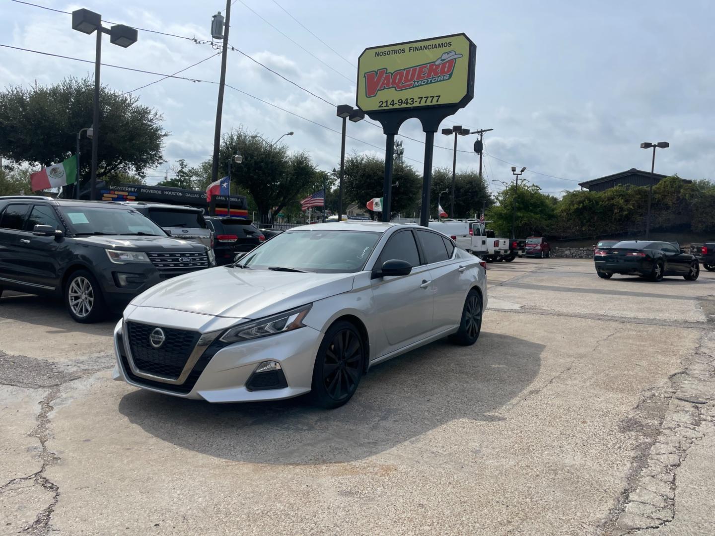 2020 Silver Nissan Altima 2.5 SR (1N4BL4CV8LN) with an 2.5L L4 DOHC 16V engine, CVT transmission, located at 945 E. Jefferson Blvd, Dallas, TX, 75203, (214) 943-7777, 32.752514, -96.811630 - Photo#0