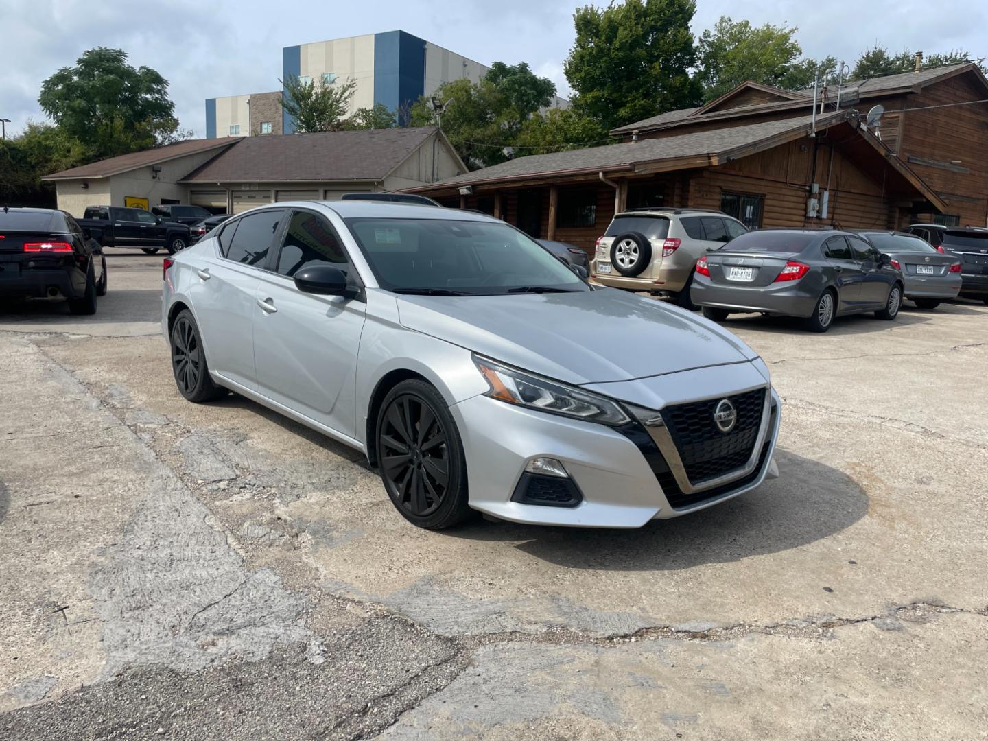 2020 Silver Nissan Altima 2.5 SR (1N4BL4CV8LN) with an 2.5L L4 DOHC 16V engine, CVT transmission, located at 945 E. Jefferson Blvd, Dallas, TX, 75203, (214) 943-7777, 32.752514, -96.811630 - Photo#3