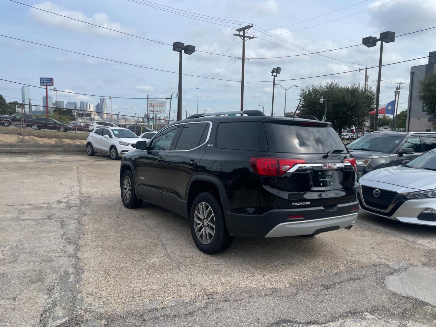 2019 GMC Acadia SLE-2 FWD (1GKKNLLAXKZ) with an 2.5L L4 DOHC 16V engine, 6A transmission, located at 945 E. Jefferson Blvd, Dallas, TX, 75203, (214) 943-7777, 32.752514, -96.811630 - Photo#1