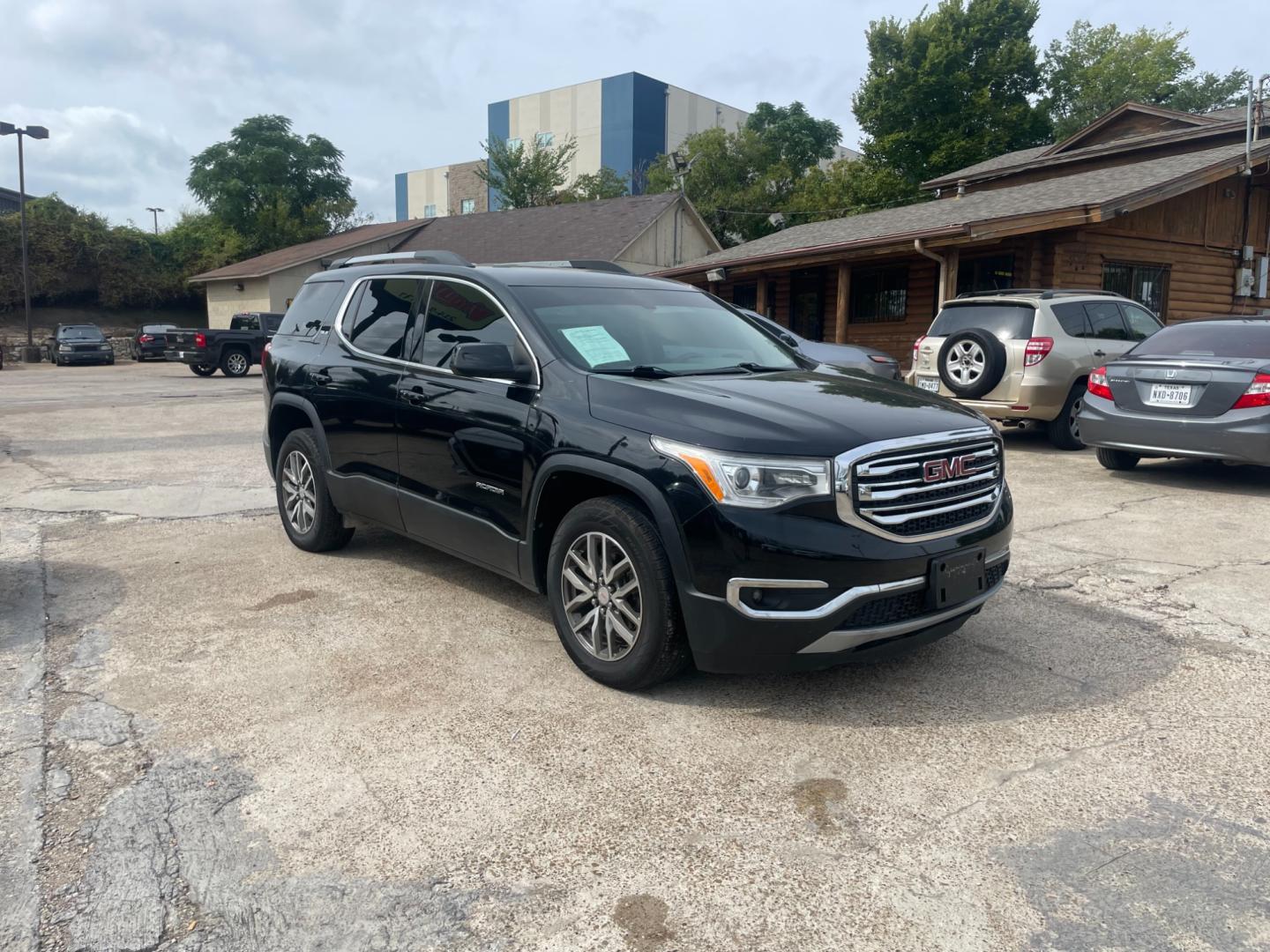 2019 GMC Acadia SLE-2 FWD (1GKKNLLAXKZ) with an 2.5L L4 DOHC 16V engine, 6A transmission, located at 945 E. Jefferson Blvd, Dallas, TX, 75203, (214) 943-7777, 32.752514, -96.811630 - Photo#3