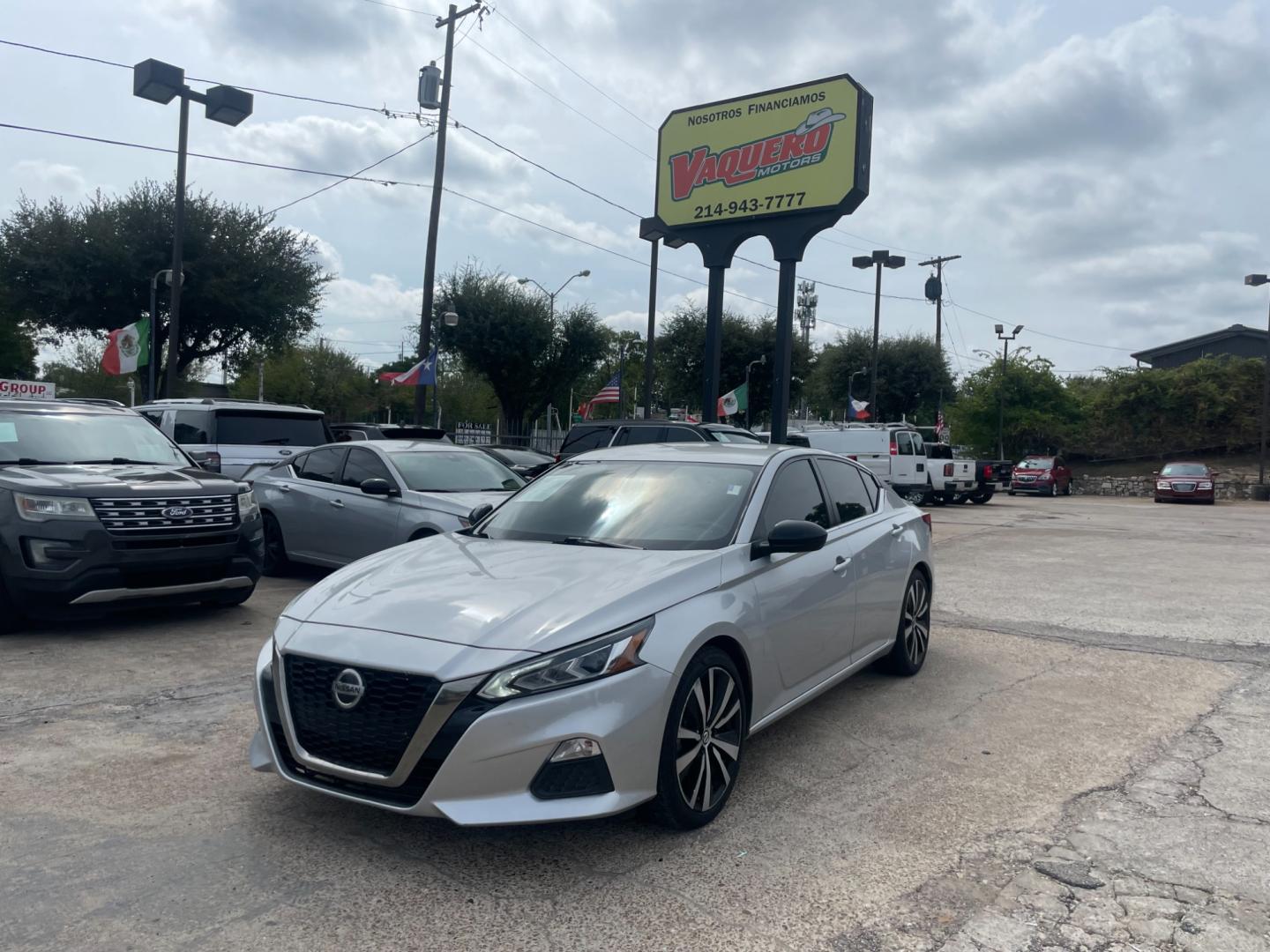 2019 Nissan Altima 2.5 SR (1N4BL4CV4KC) with an 2.5L L4 DOHC 16V engine, CVT transmission, located at 945 E. Jefferson Blvd, Dallas, TX, 75203, (214) 943-7777, 32.752514, -96.811630 - Photo#0