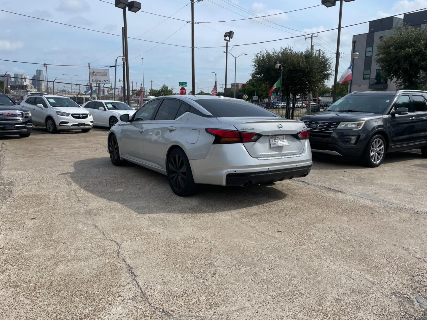 2019 Nissan Altima 2.5 SR (1N4BL4CV4KC) with an 2.5L L4 DOHC 16V engine, CVT transmission, located at 945 E. Jefferson Blvd, Dallas, TX, 75203, (214) 943-7777, 32.752514, -96.811630 - Photo#1