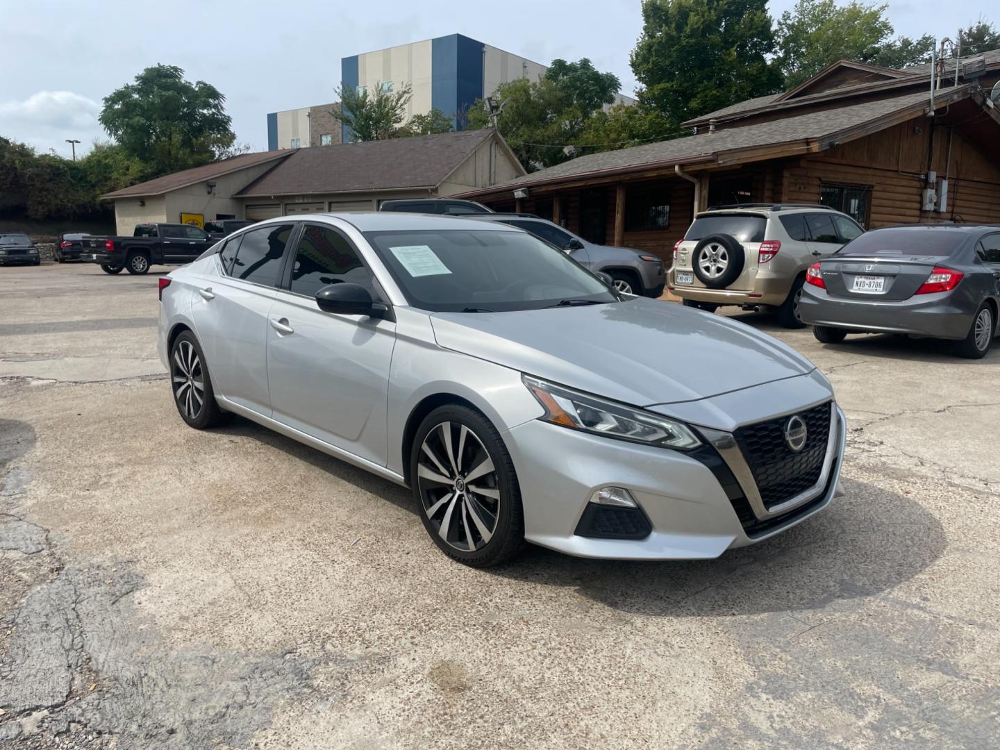 2019 Nissan Altima 2.5 SR (1N4BL4CV4KC) with an 2.5L L4 DOHC 16V engine, CVT transmission, located at 945 E. Jefferson Blvd, Dallas, TX, 75203, (214) 943-7777, 32.752514, -96.811630 - Photo#3